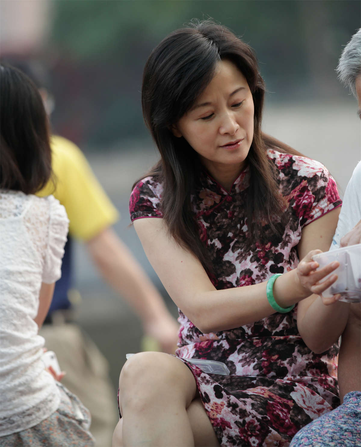 图片[2]-踏青公园街拍系列No.344 凡事未必绝对，熟女也能精彩之裸足篇-日更街拍