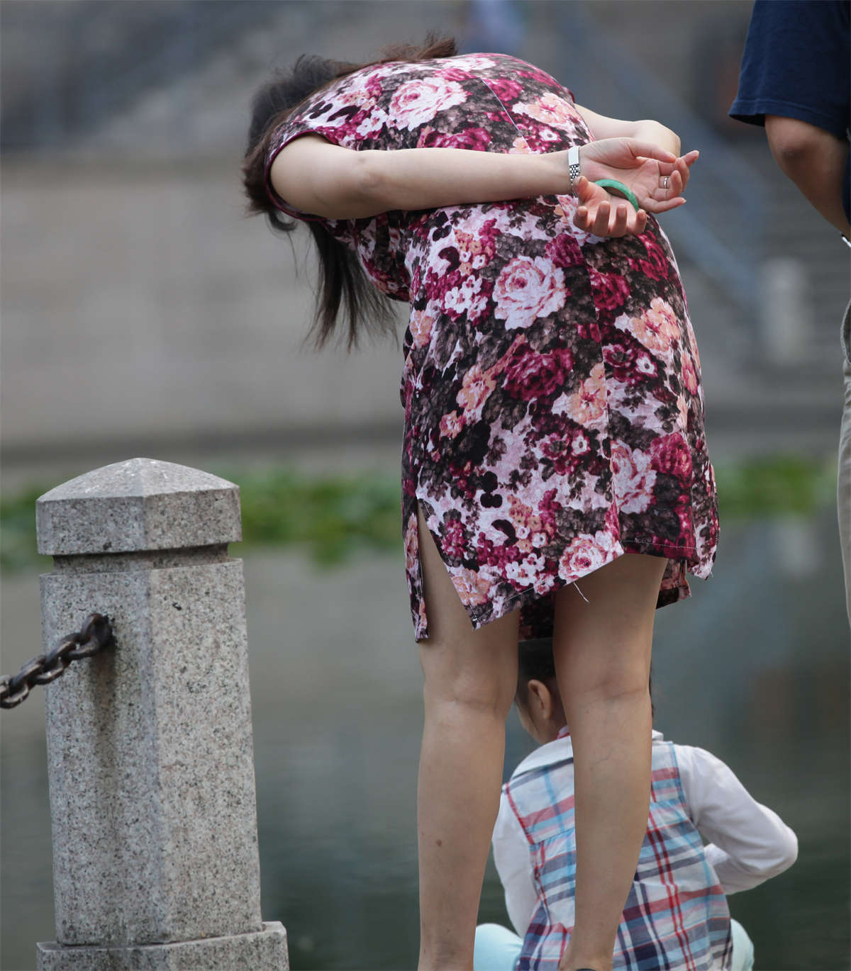 踏青公园街拍系列No.344 凡事未必绝对，熟女也能精彩之裸足篇-日更街拍