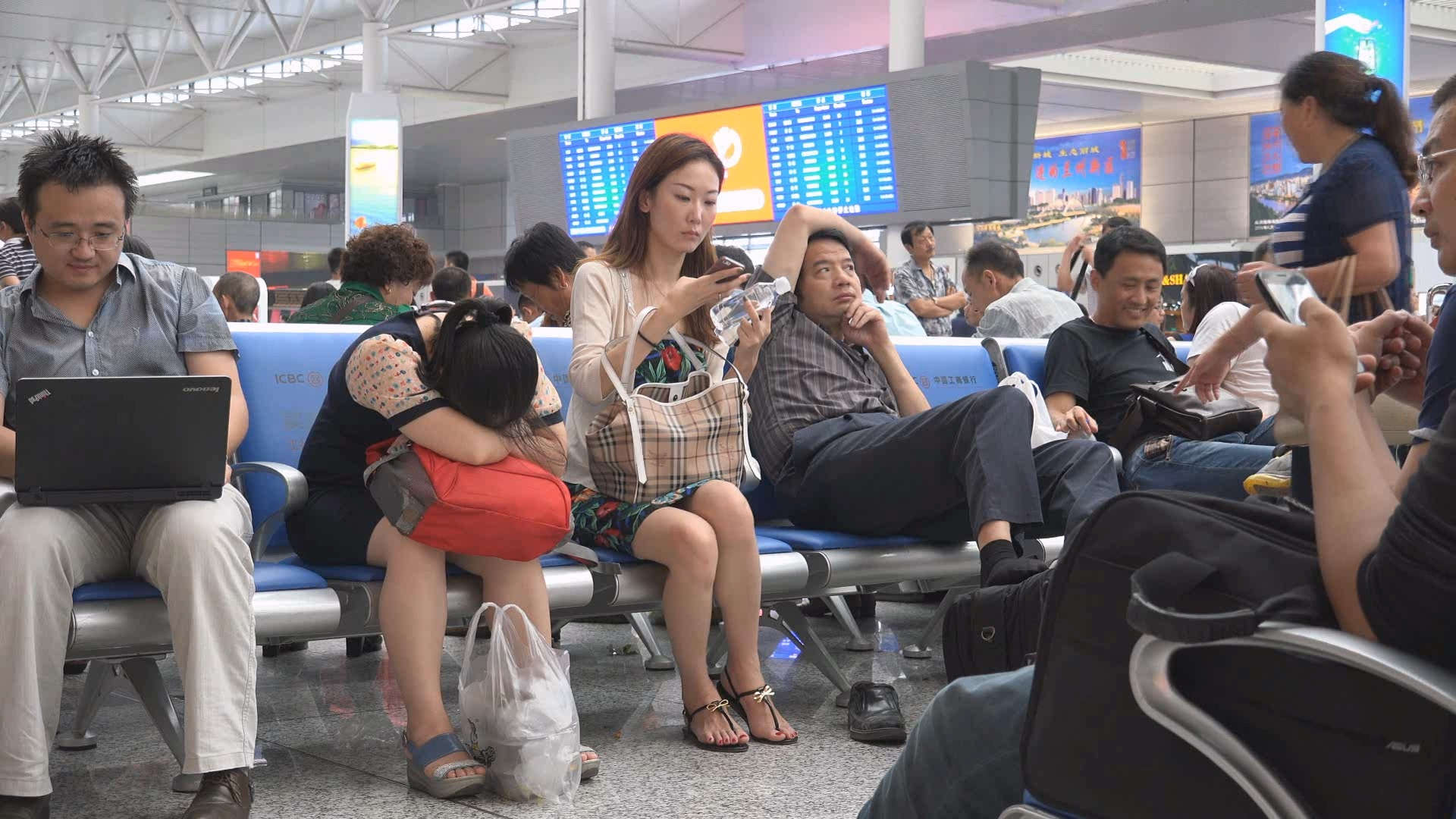 图片[2]-候车室打电话的美女-日更街拍