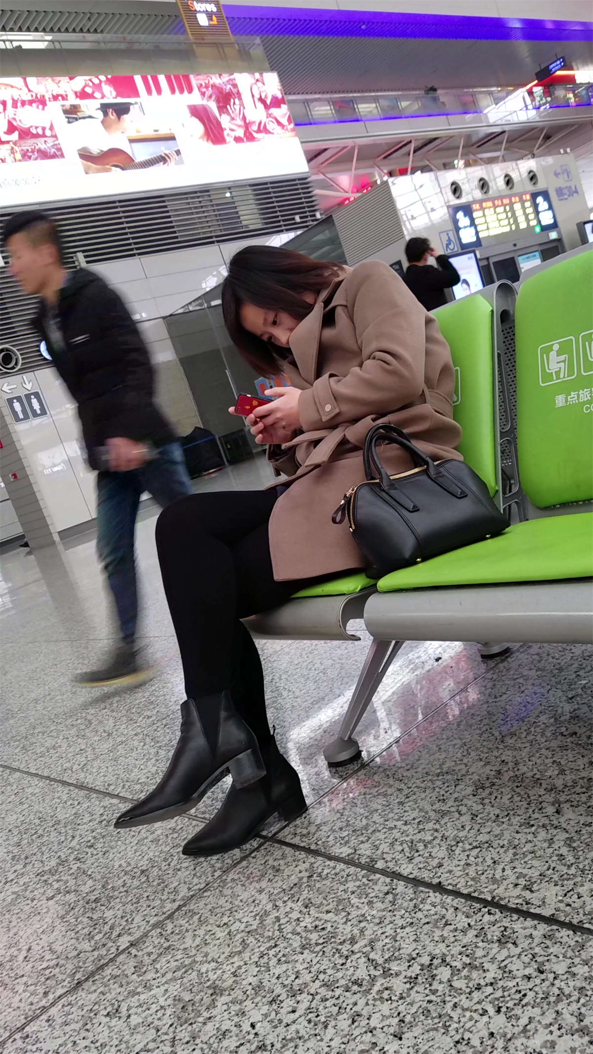 图片[2]-[4K高清视频]候车室的黑色打底裤美眉低头玩手机-日更街拍