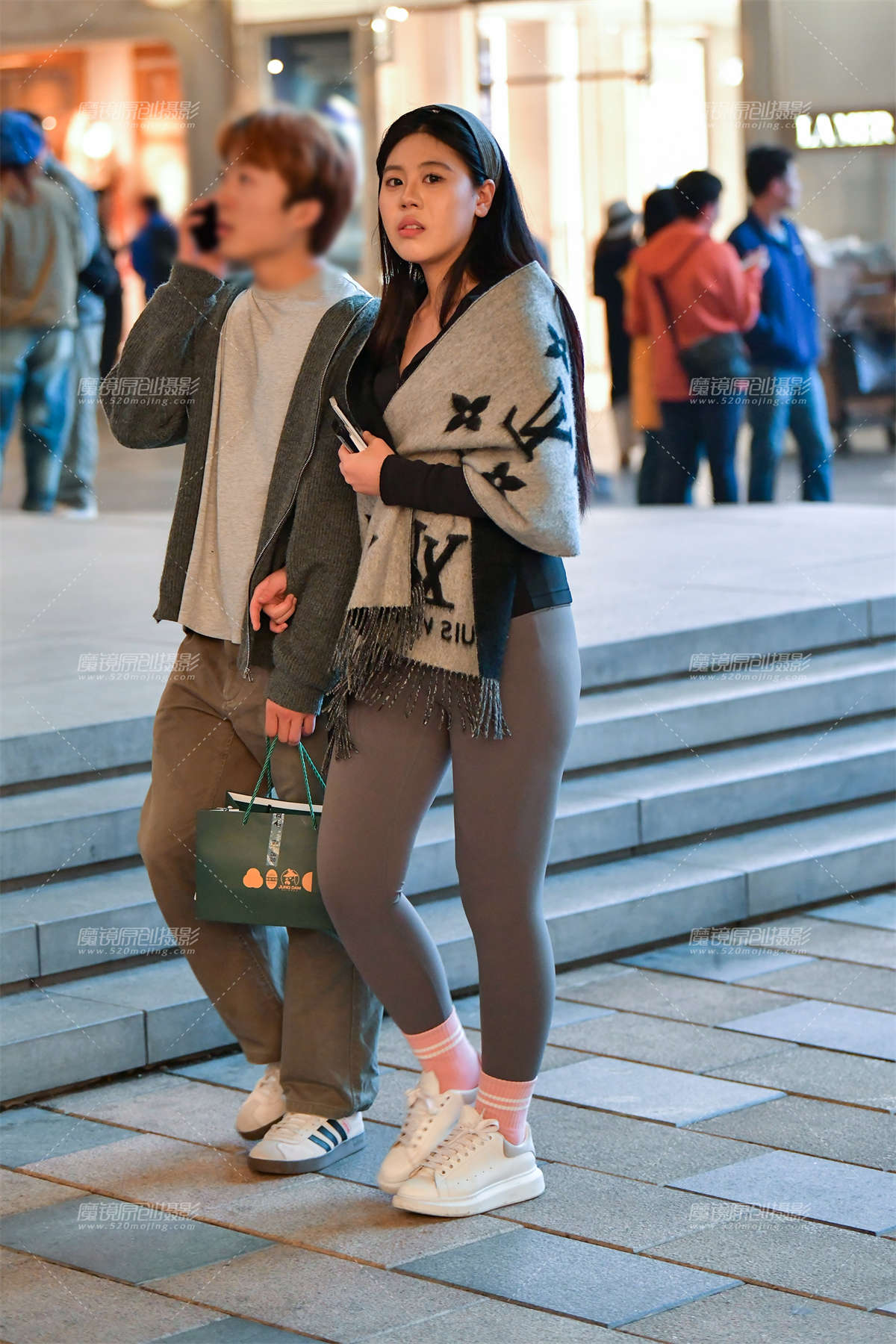 ★围巾紧身裤美女-日更街拍