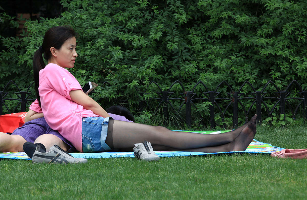 图片[2]-踏青公园街拍系列No.596 长腿少妇再配超薄黑丝，法力无边-日更街拍