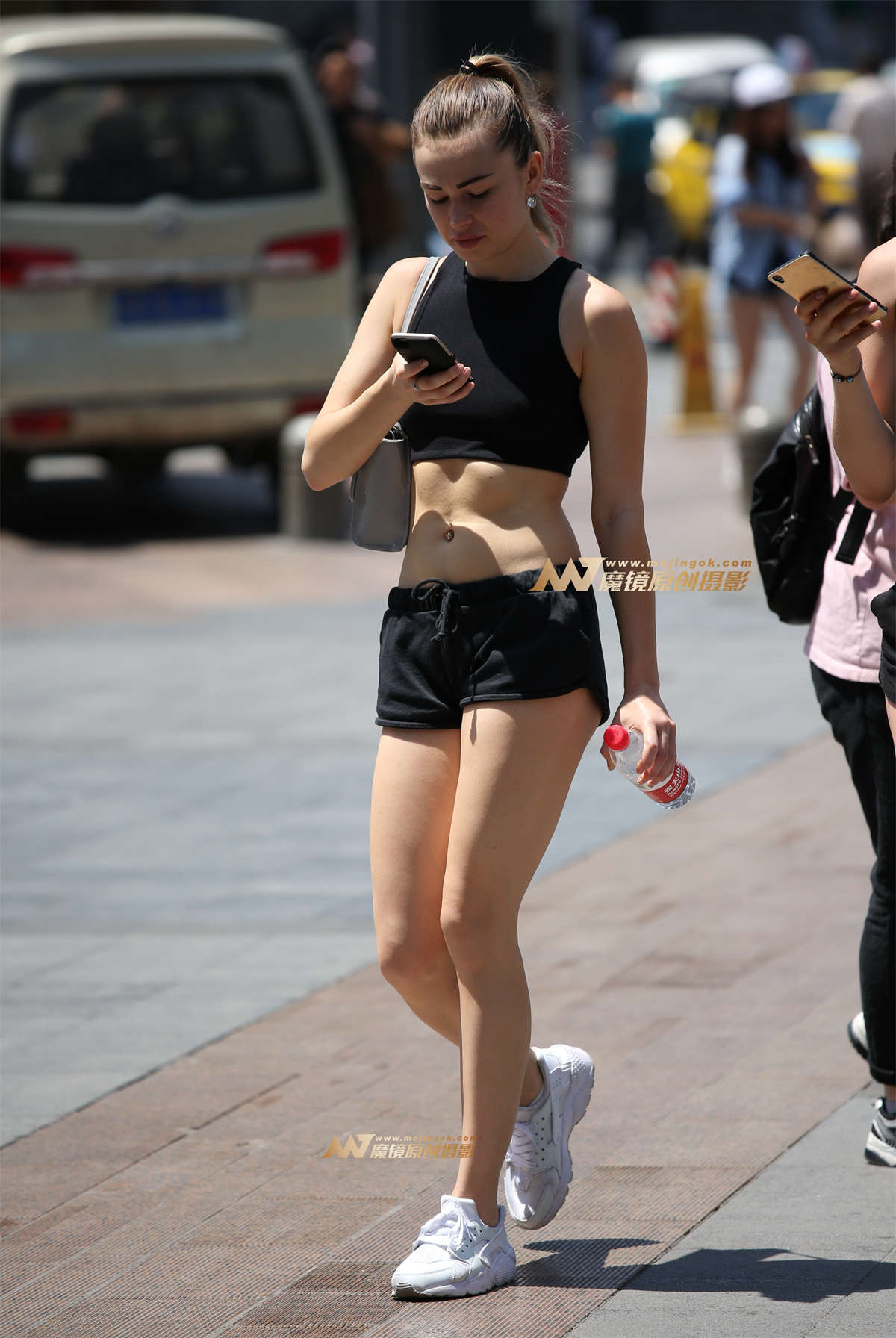 西洋女子凹凸有致-日更街拍