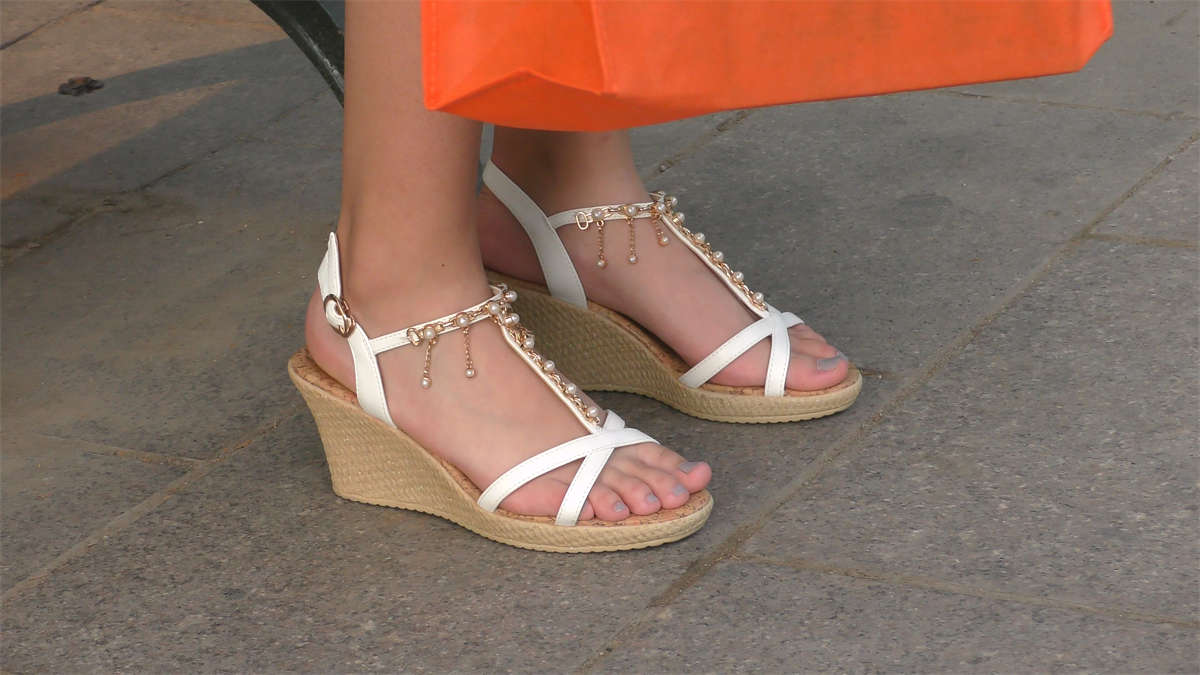 图片[2]-高挑秀丽的美女的完美脚丫不容错过-日更街拍