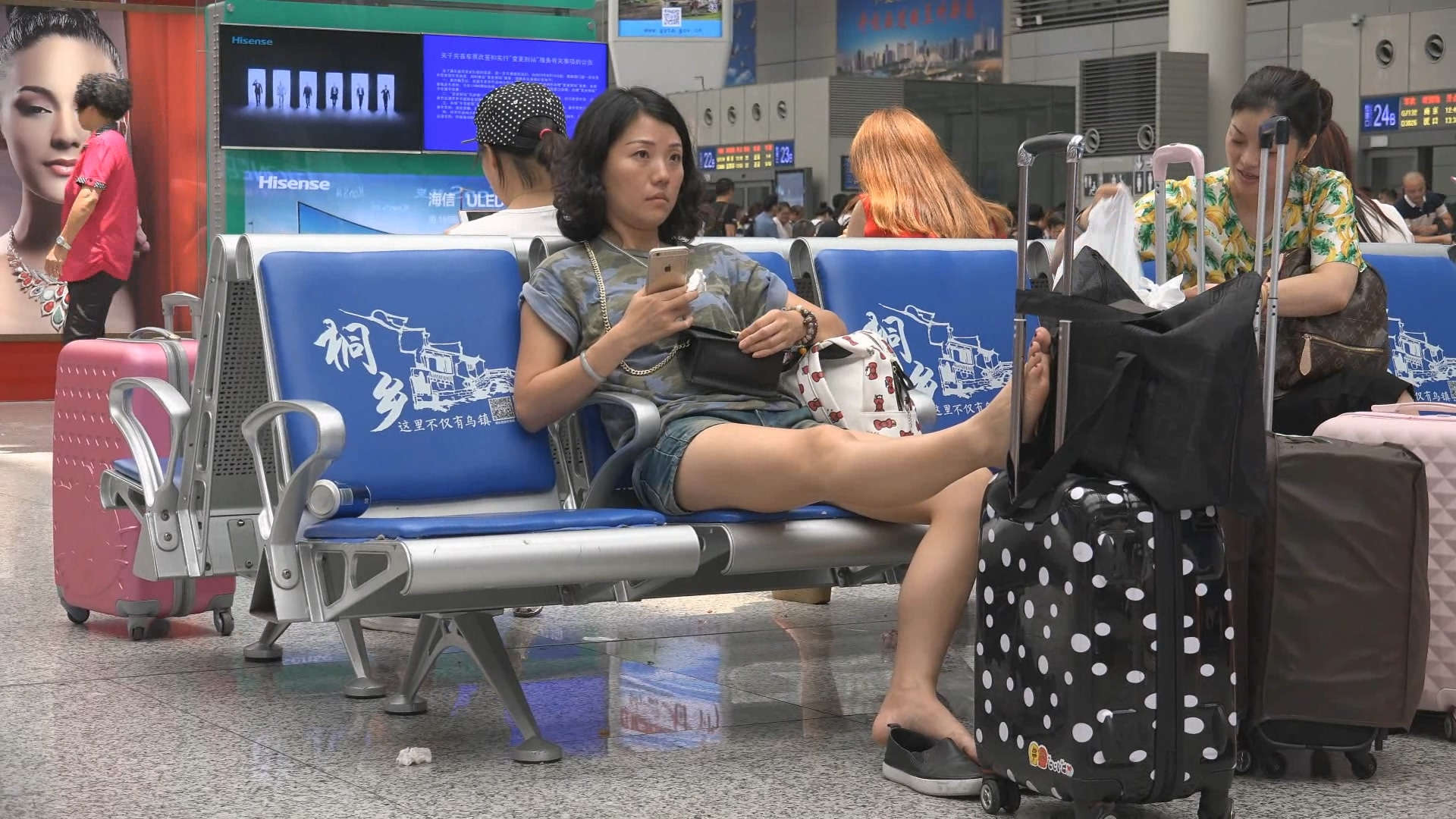 图片[2]-把脚放到行李箱上的妹子-日更街拍