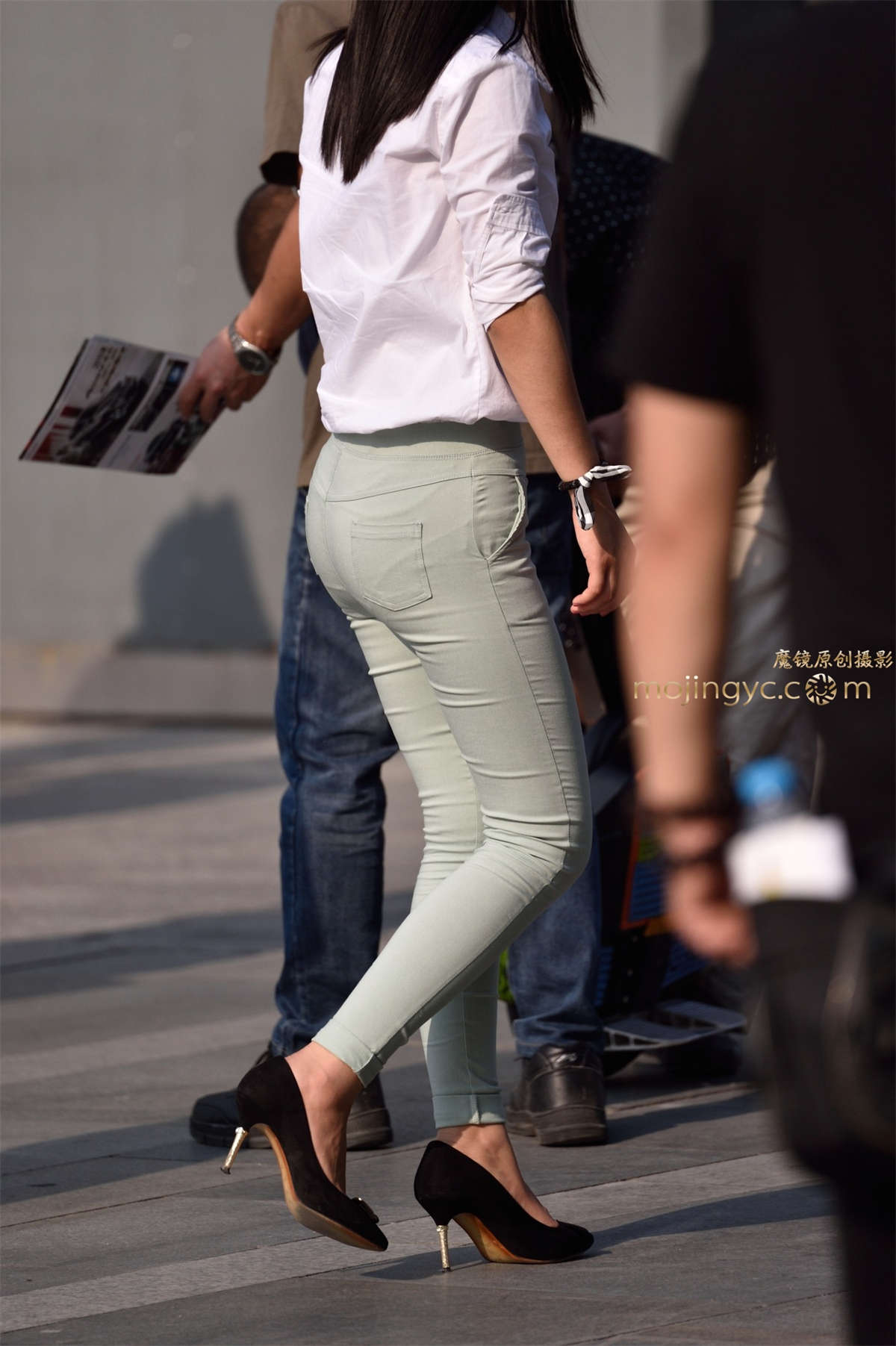 2016-11-21紧身裤美臀少妇20张-日更街拍