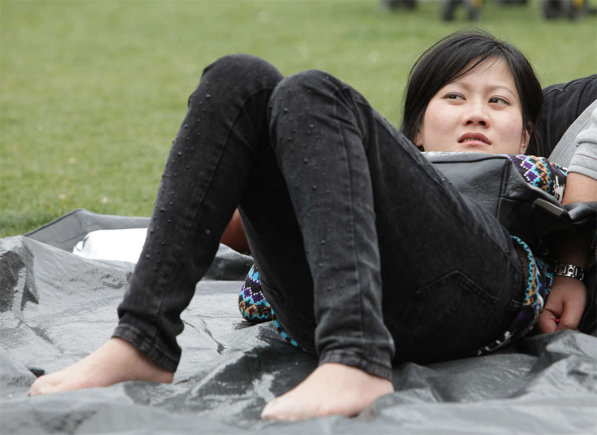 图片[2]-踏青公园街拍系列No.345 反穿、勾丝，短肉丝能有的诱惑，都有了-日更街拍