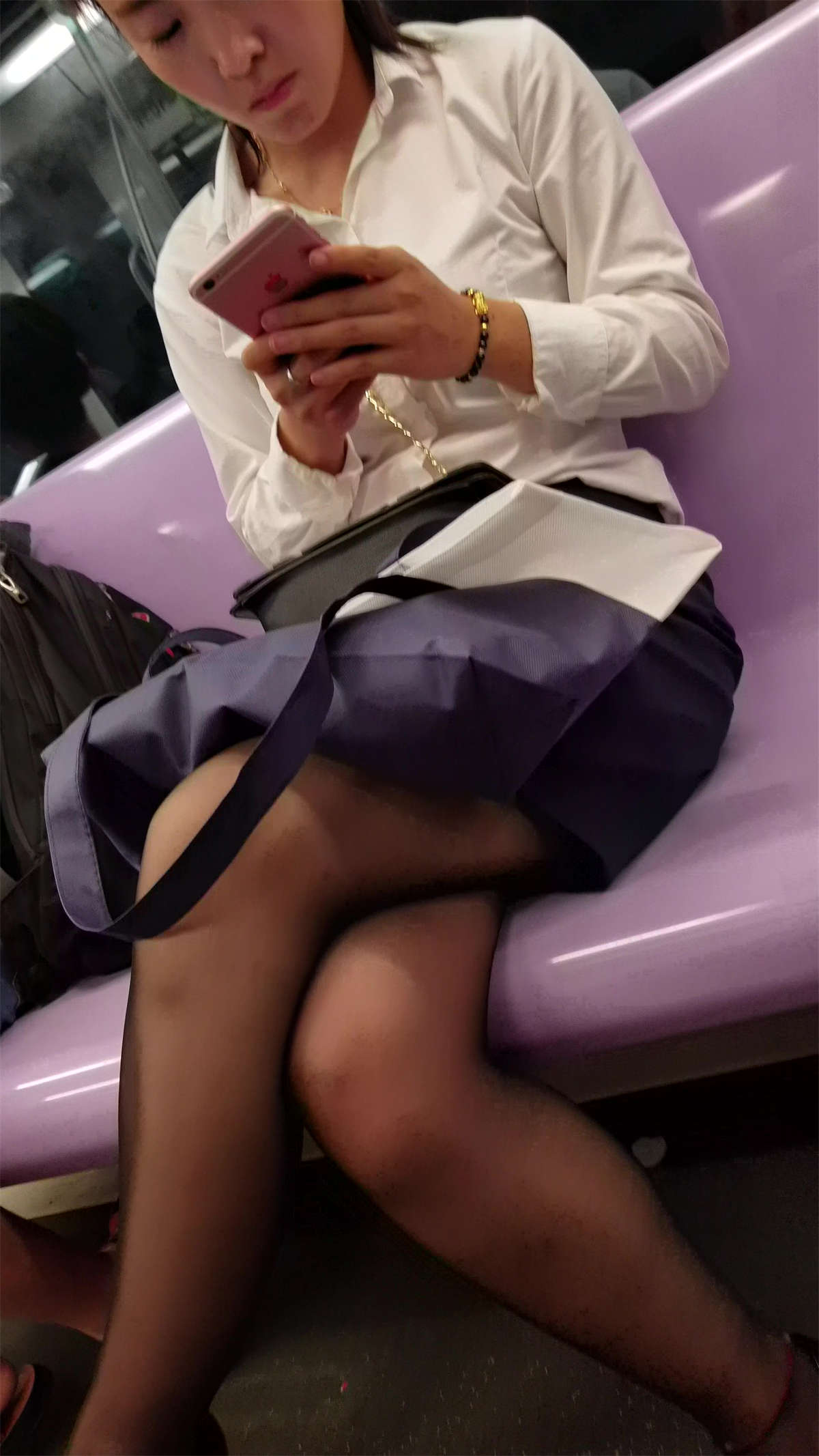 地铁里遇见了极致的女神-日更街拍