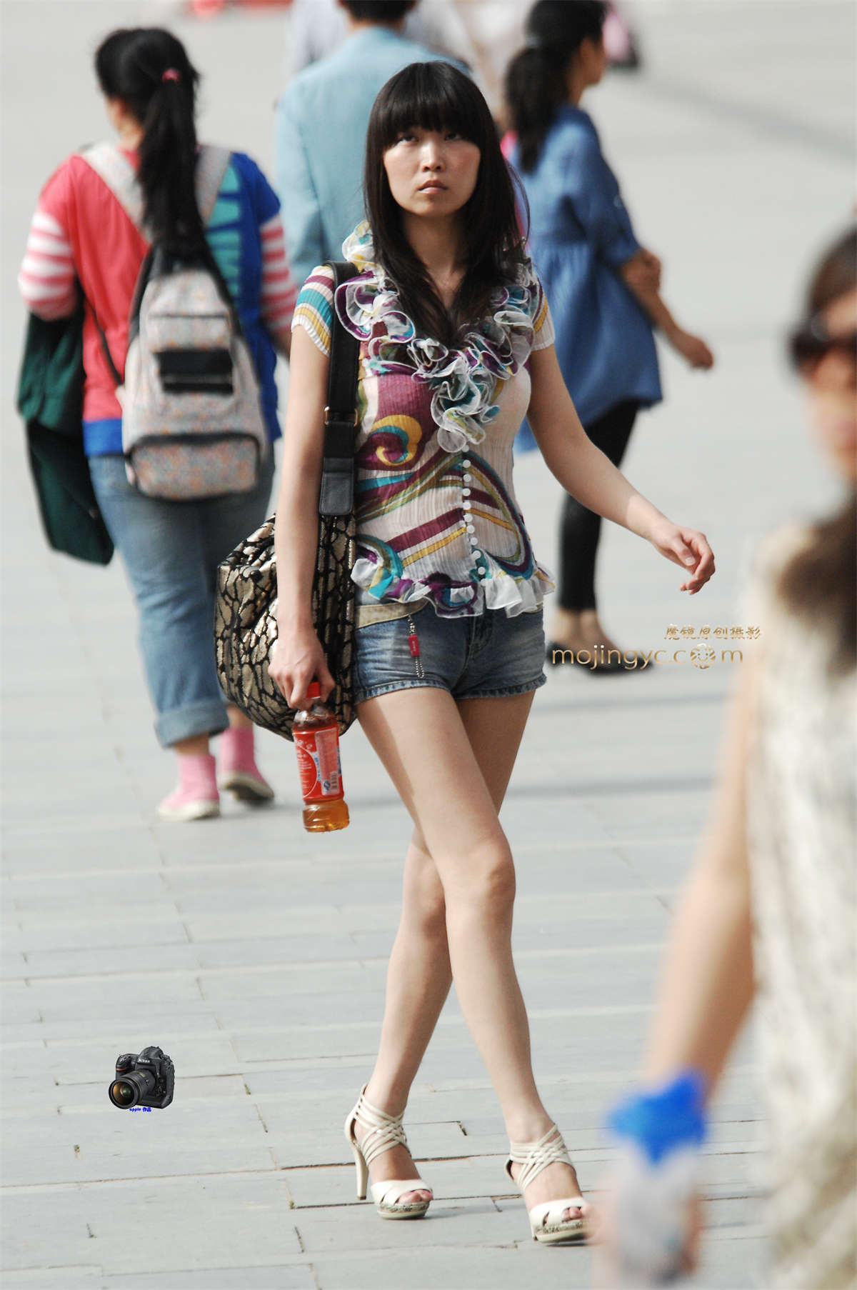 2016-05-04超短牛仔热裤长腿少妇31张-日更街拍