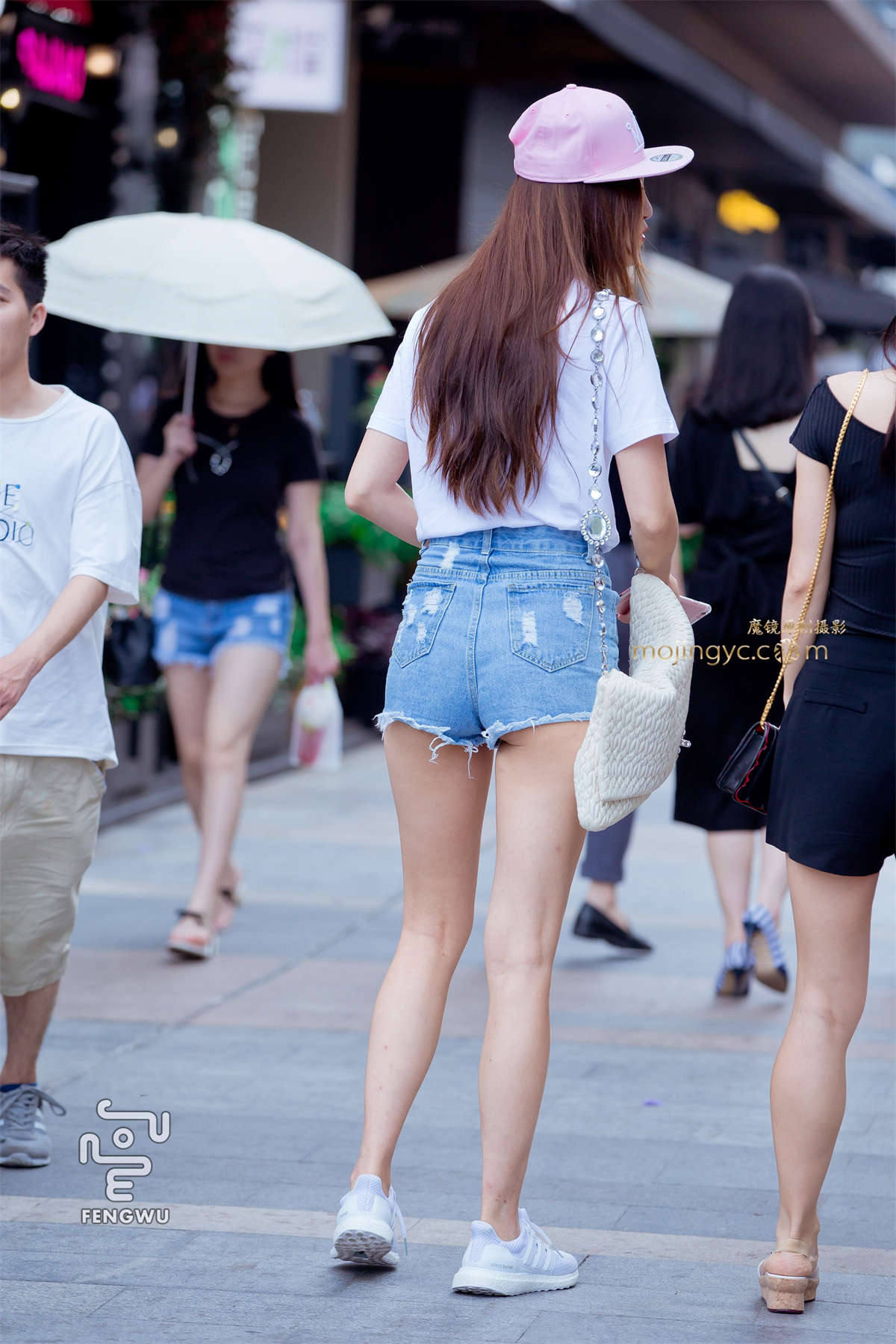 热裤，美腿，运动鞋13-日更街拍