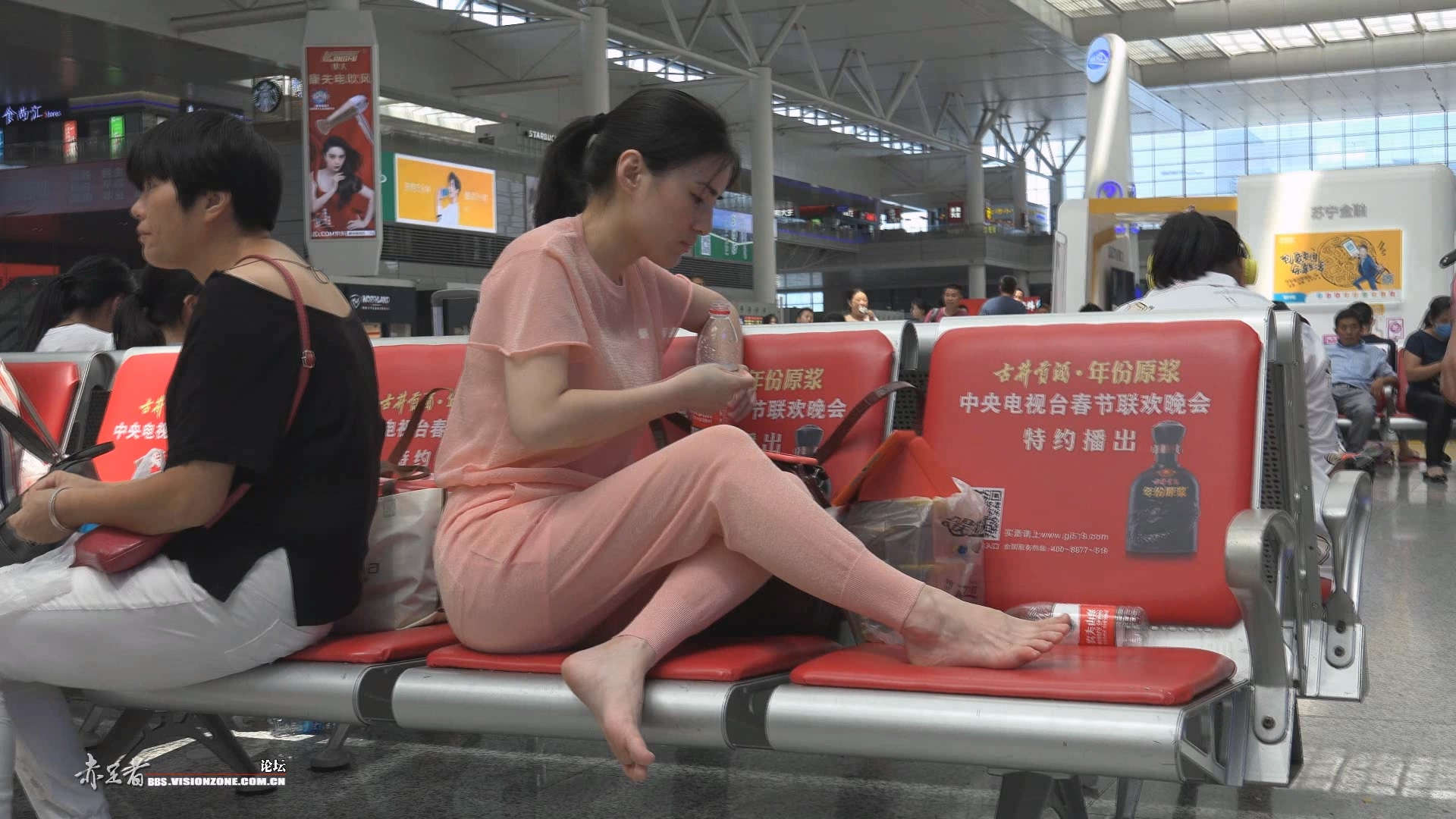 粉衣粉裤成熟美妇-日更街拍