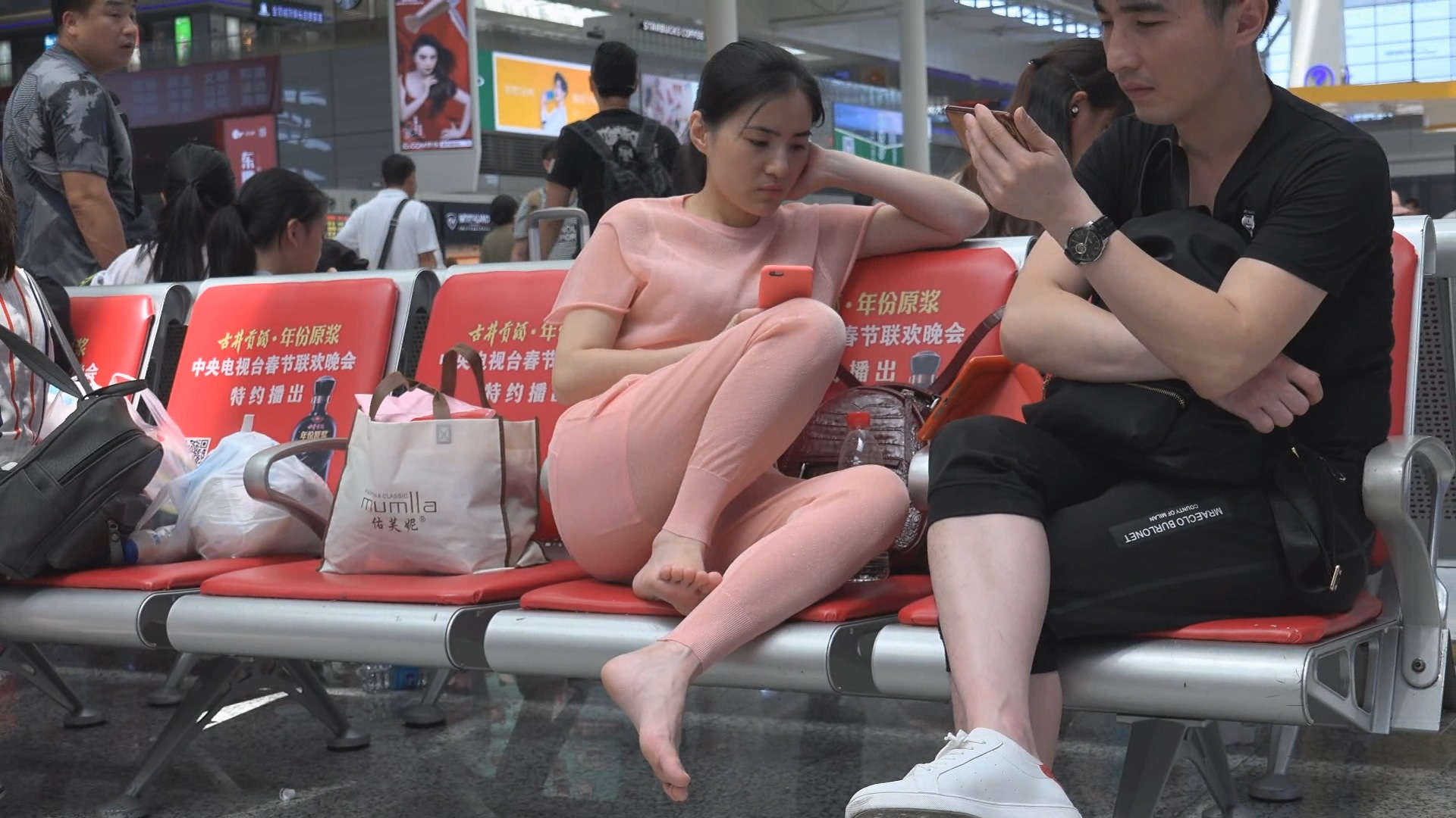 图片[2]-粉衣粉裤成熟美妇-日更街拍