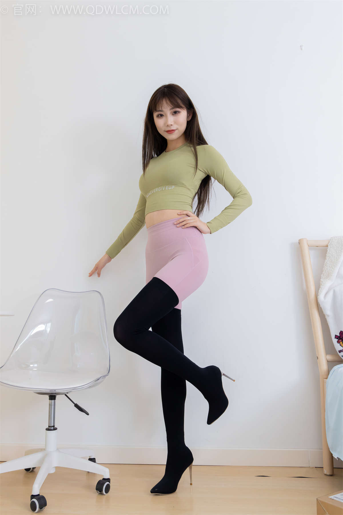 物恋传媒 NO.2363 泡泡-瑜伽裤、过膝靴、薄白丝（脚尖透明款）、视频以模特趴着脚翘着为主要拍摄视角-日更街拍