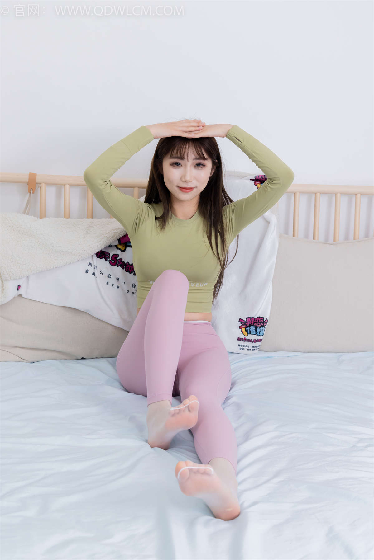 图片[2]-物恋传媒 NO.2363 泡泡-瑜伽裤、过膝靴、薄白丝（脚尖透明款）、视频以模特趴着脚翘着为主要拍摄视角-日更街拍