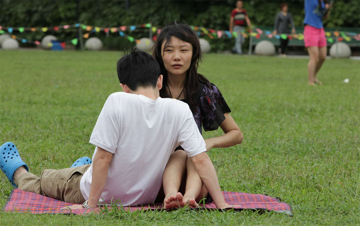 图片[2]-踏青公园街拍系列No.346 风吹秀发眼迷离，就容易给人风情万种的感觉-日更街拍