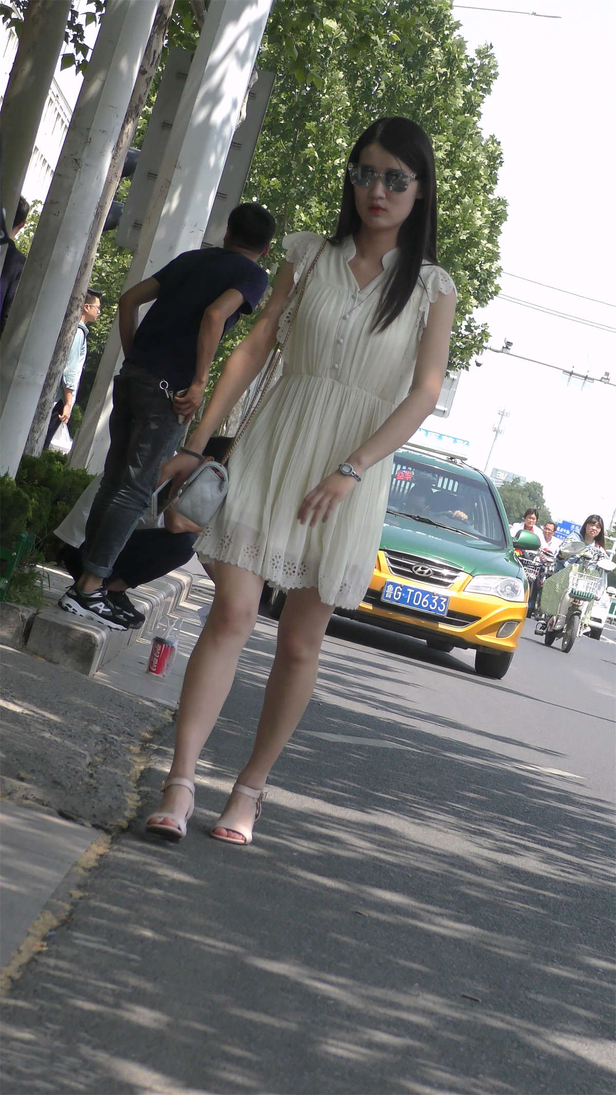 图片[2]-高颜值美女雪白雪白的玉足-日更街拍