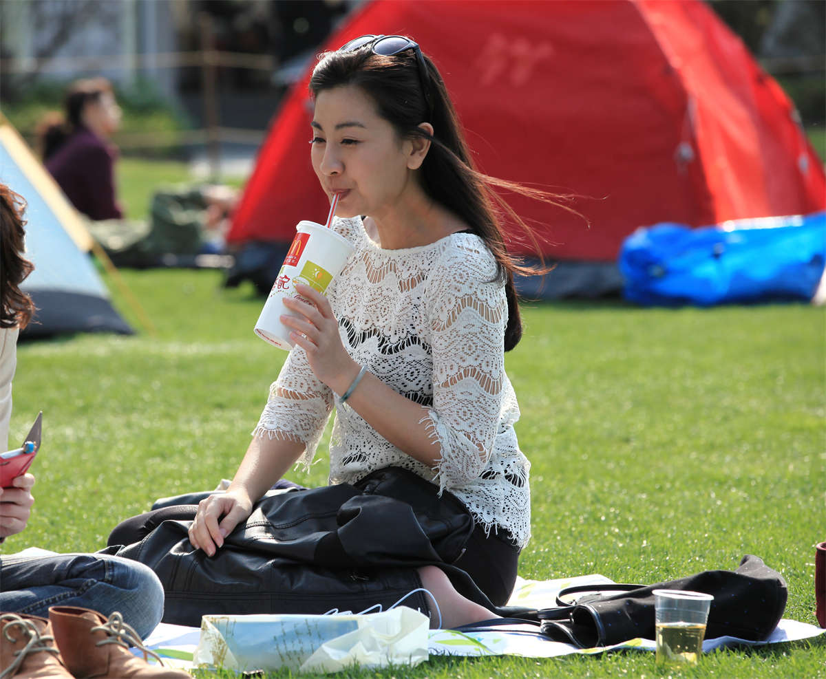 图片[2]-踏青公园街拍系列No.597 阳光下的美人丝足，带来不一般的性感惊喜-日更街拍