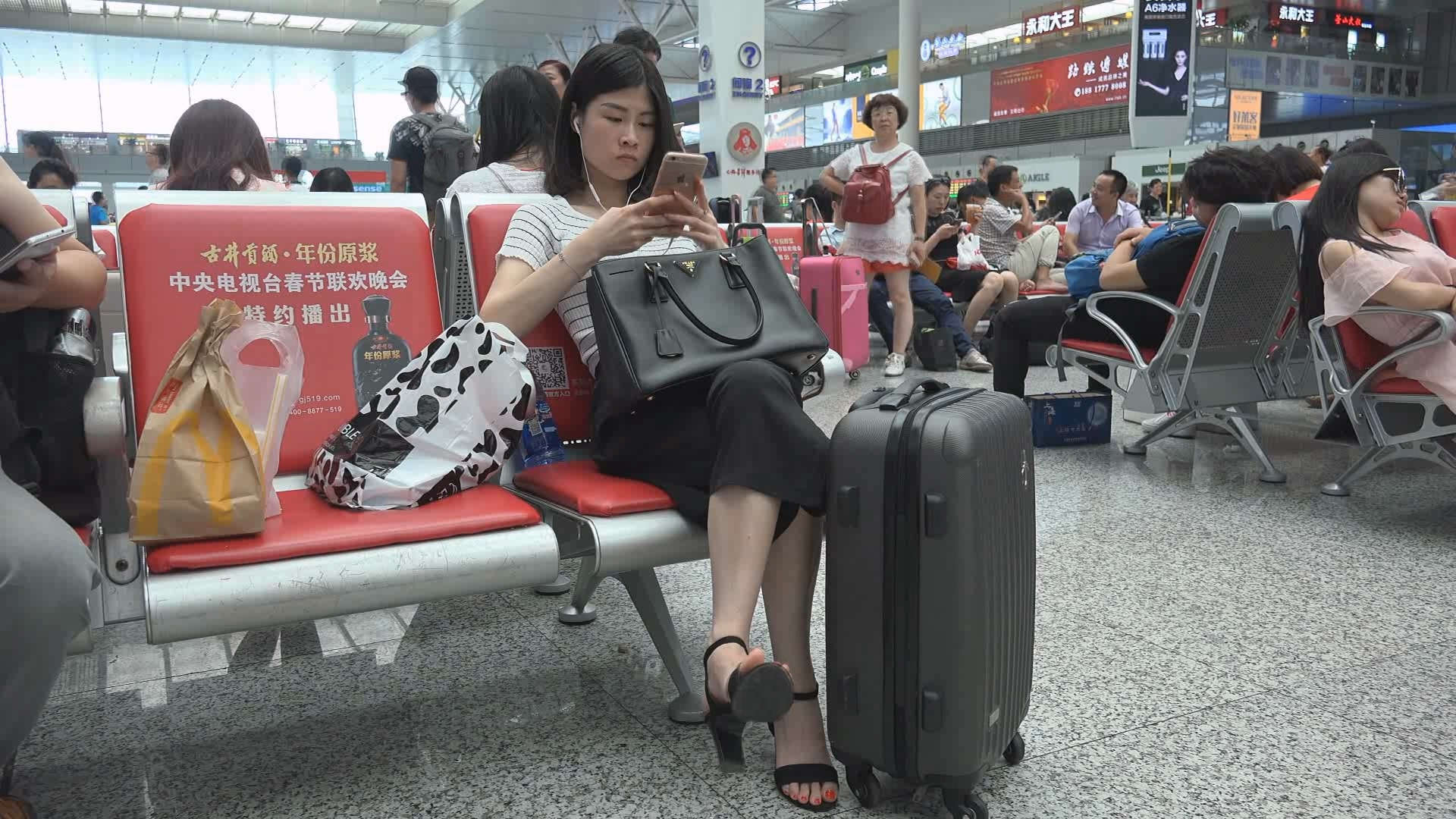 图片[2]-红色美甲街拍凉高跟美女-日更街拍
