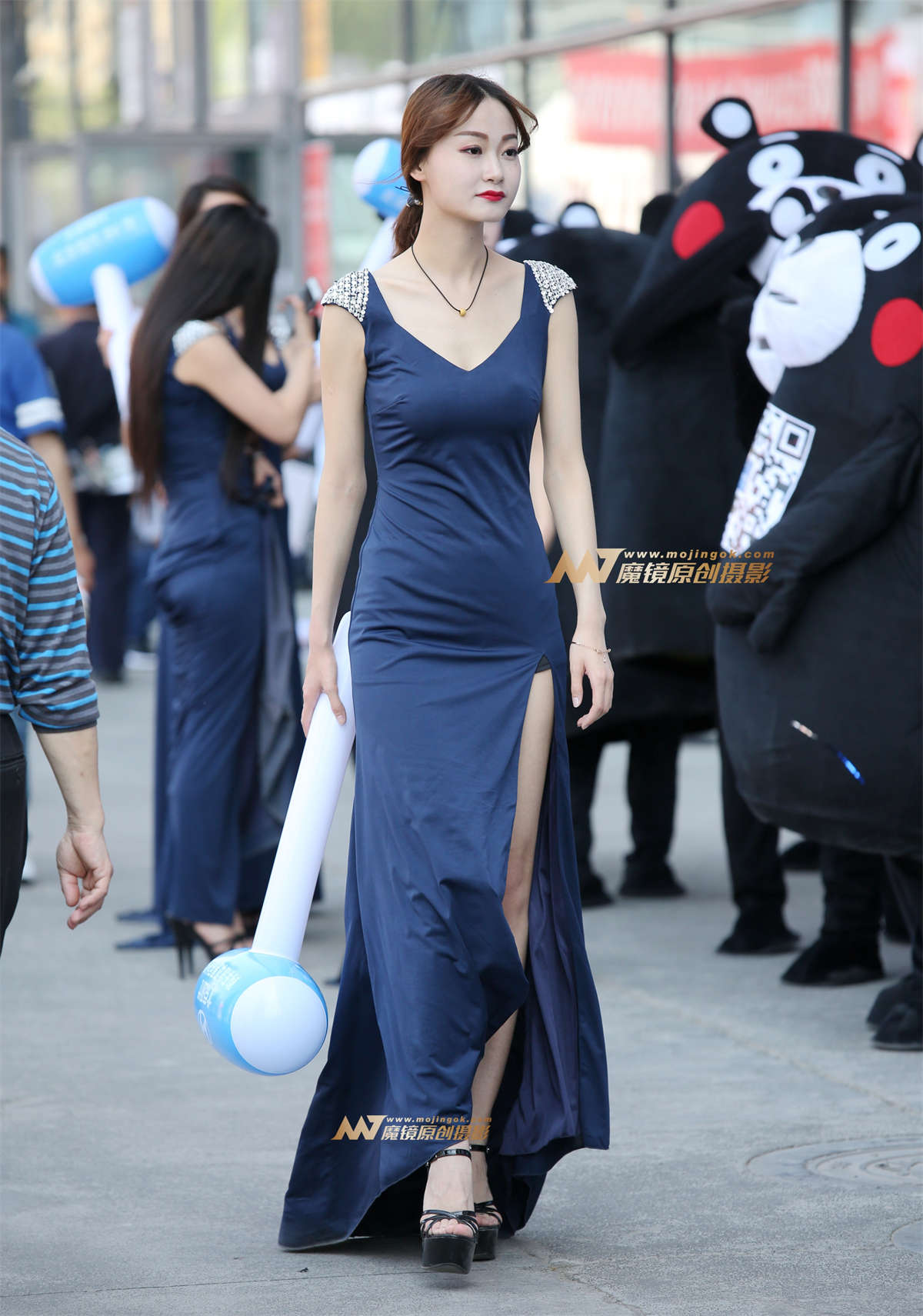 场外的长裙气质美女-日更街拍