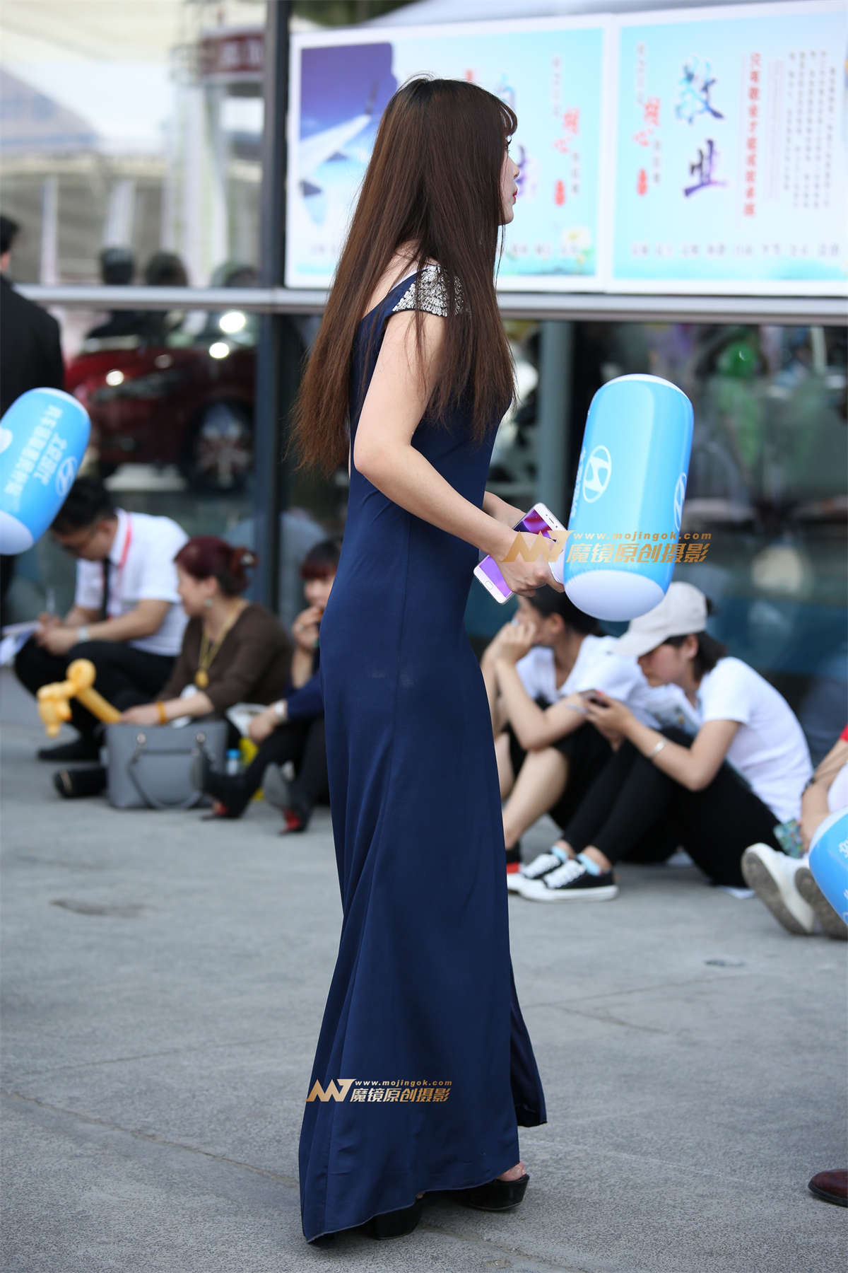 图片[2]-场外的长裙气质美女-日更街拍