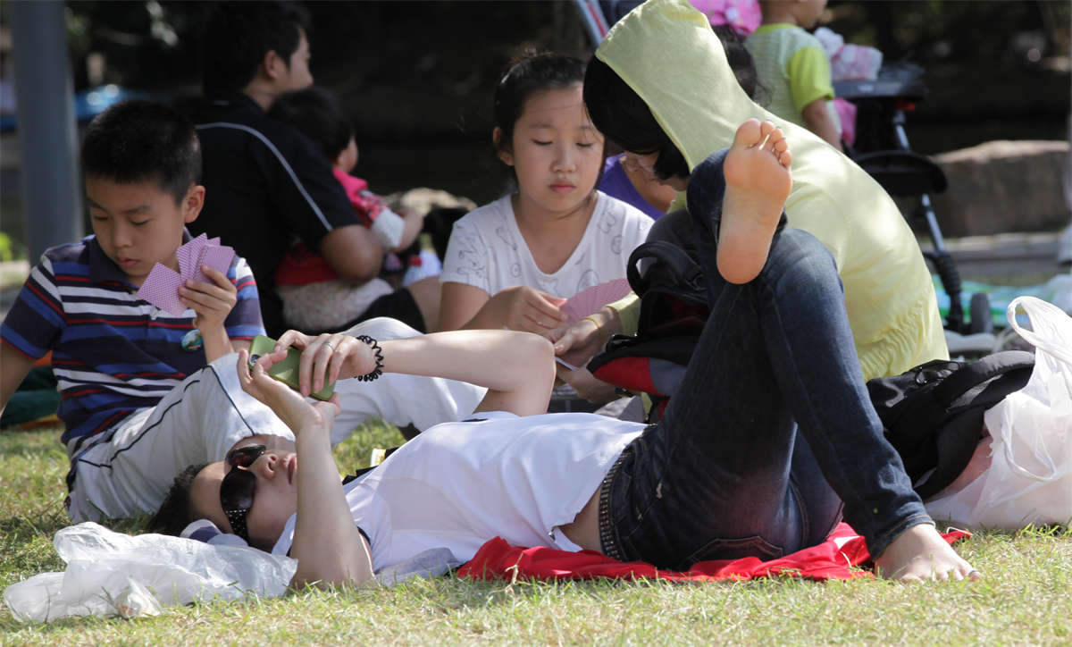 图片[2]-踏青公园街拍系列No.347 风韵少妇一双过目难忘的骨感玉足-日更街拍