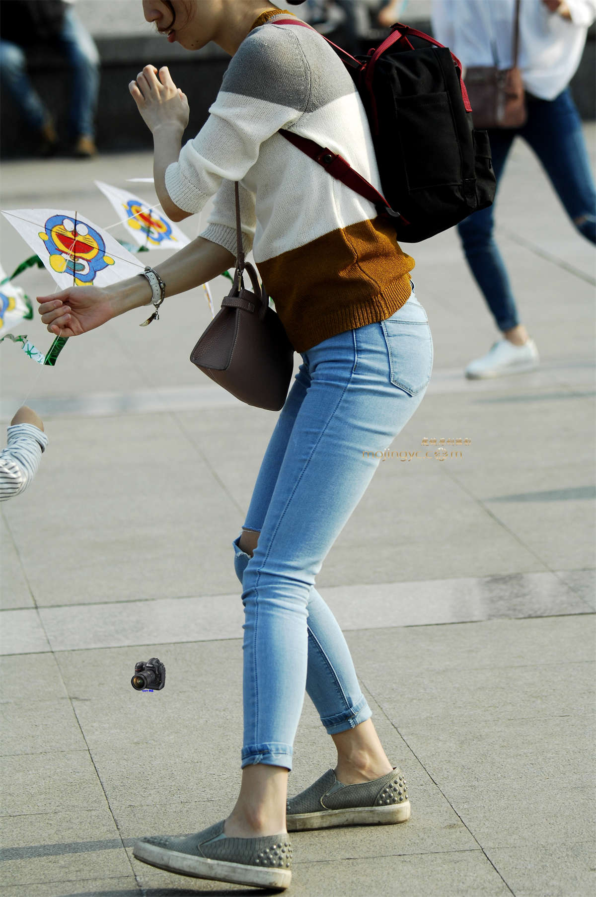 2016-05-04苗条身材丰满翘臀少妇15张-日更街拍