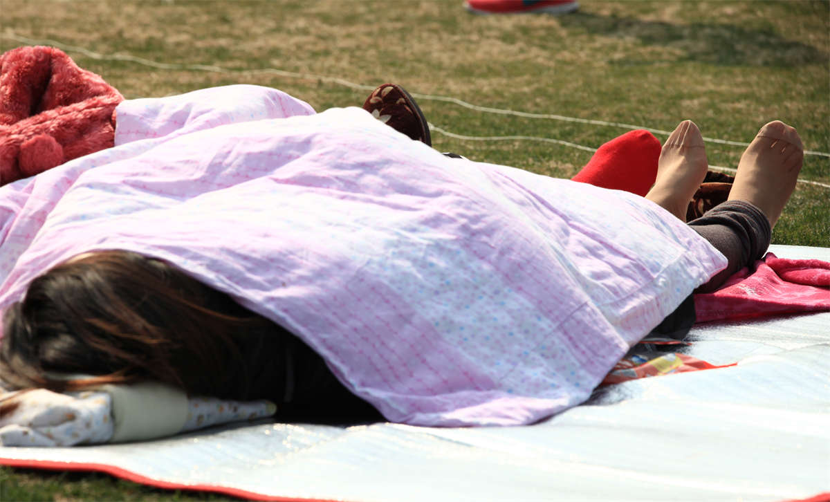 图片[2]-踏青公园街拍系列No.598 难得一见的组合：上身棉被上阵+下身超薄丝足露出-日更街拍