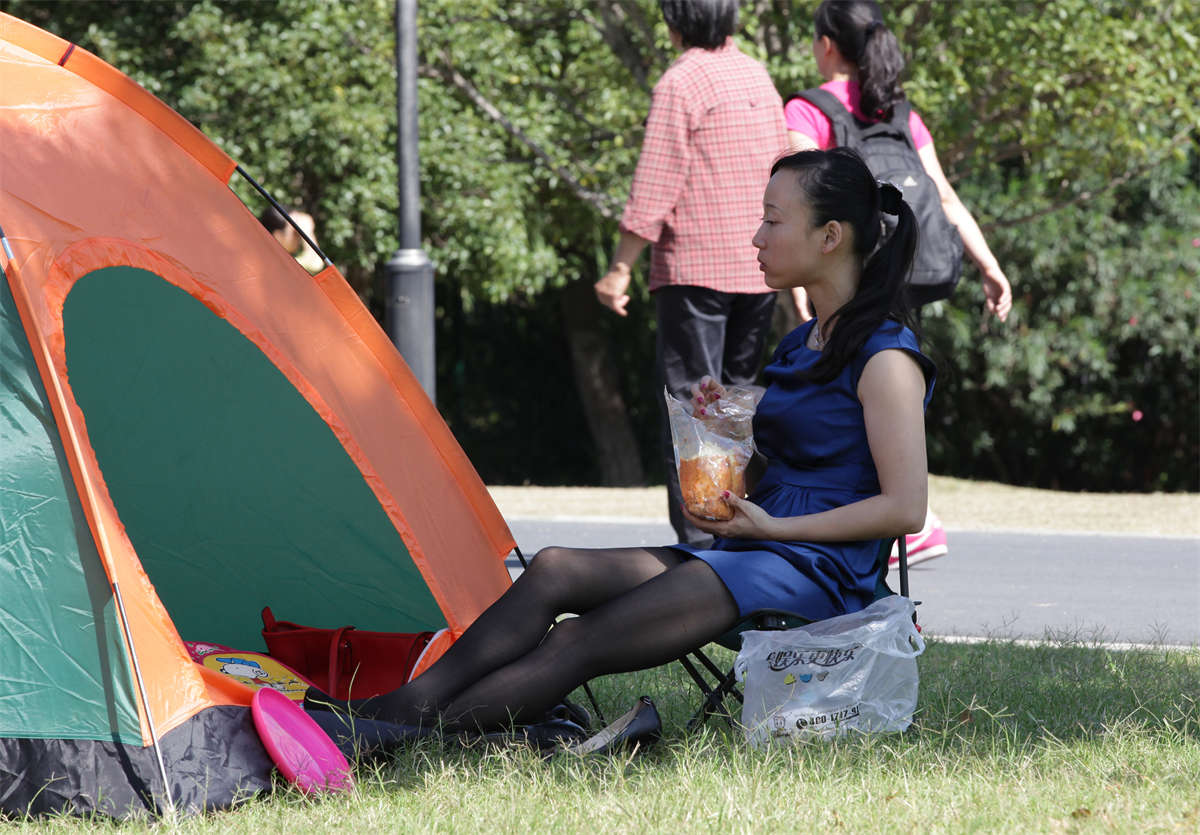 图片[2]-踏青公园街拍系列No.348 风韵十足的好身材配上长黑丝-日更街拍