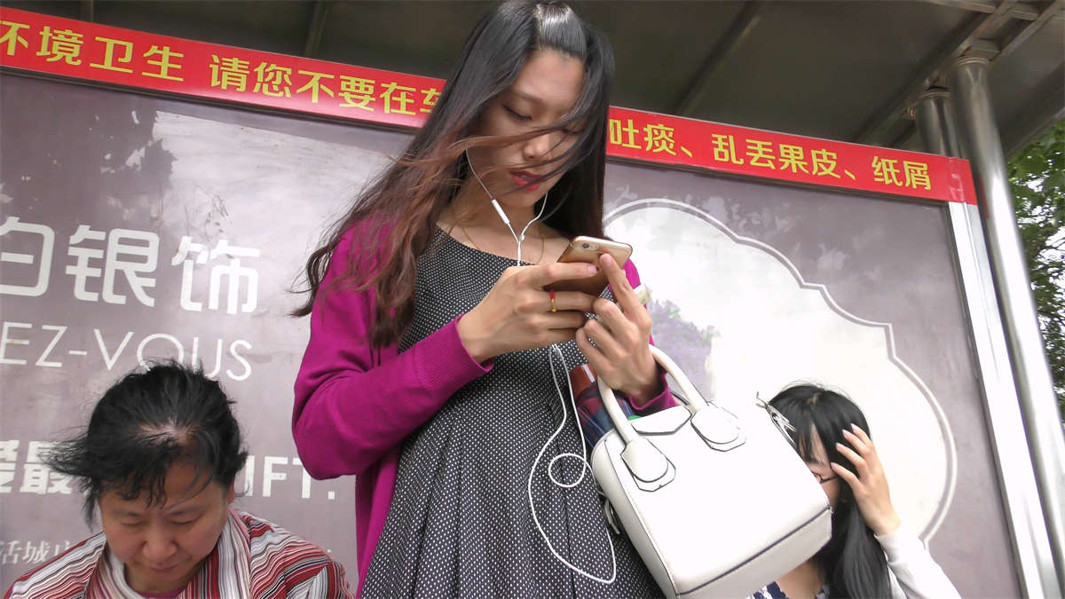 脚型堪称完美的女神-日更街拍