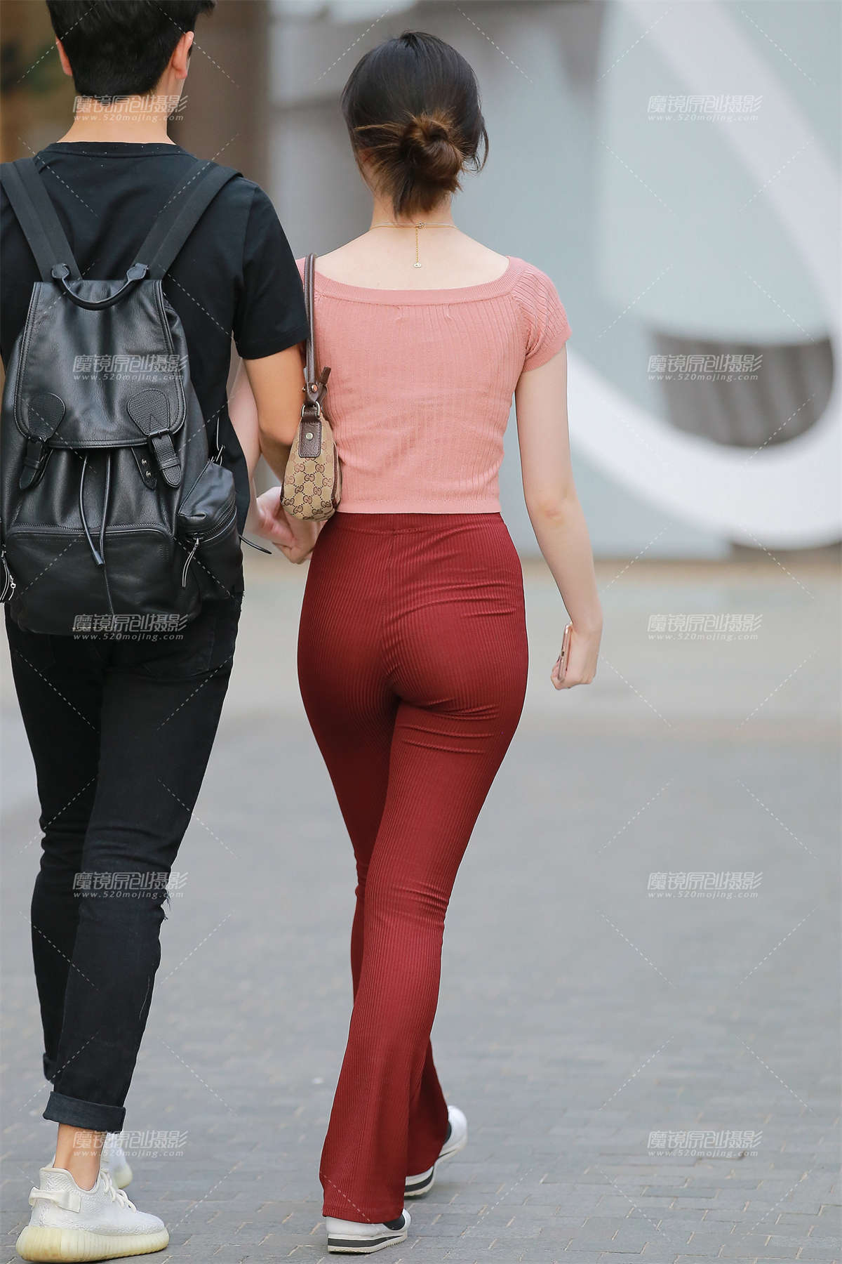 图片[2]-【玻璃赛帖】红色紧身裤小妹-日更街拍