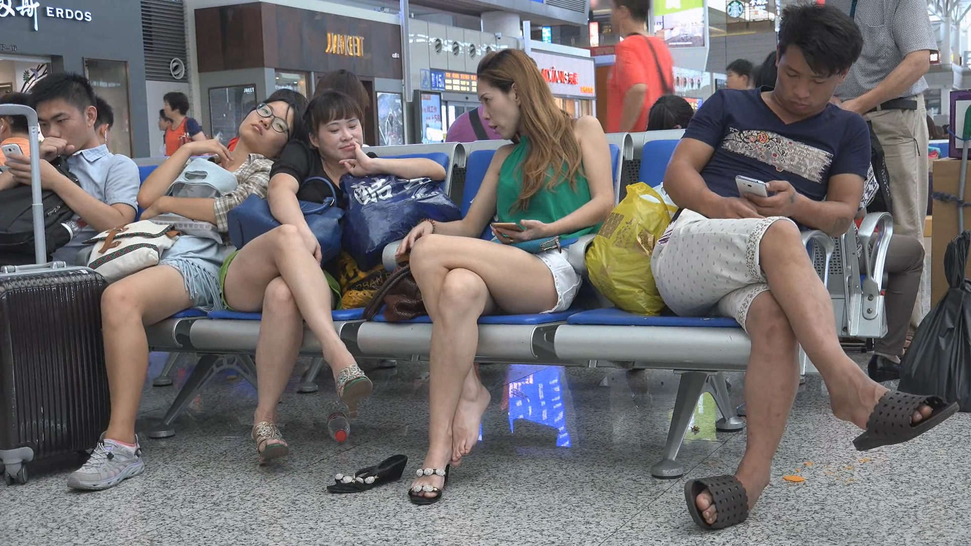 图片[2]-成熟美妇晾脚挑鞋-日更街拍