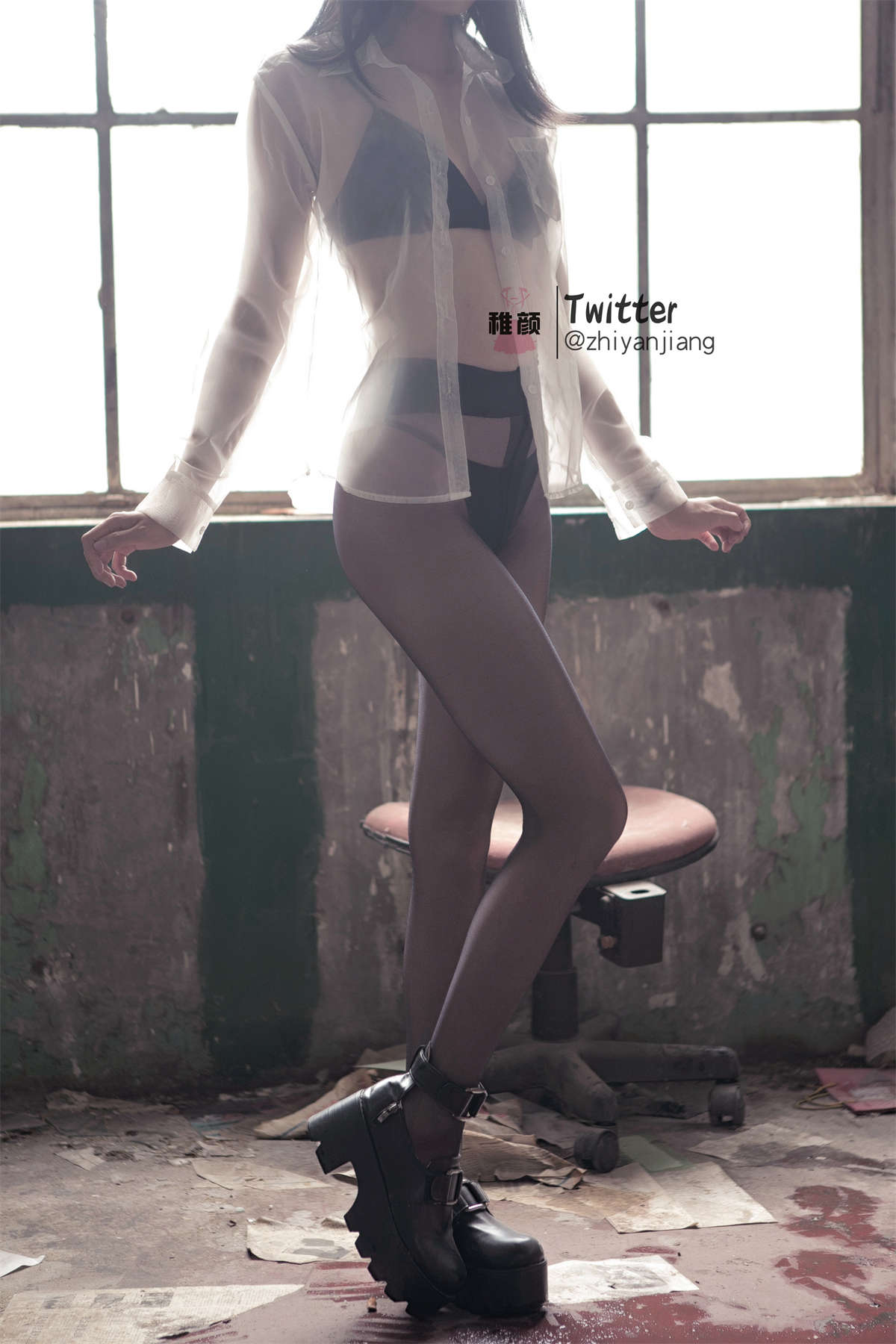 图片[2]-稚颜酱 废墟黑丝-日更街拍