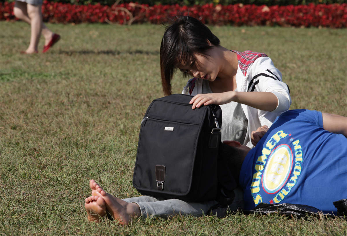 图片[2]-踏青公园街拍系列No.349 肤如凝脂的晶莹剔透型美足-日更街拍