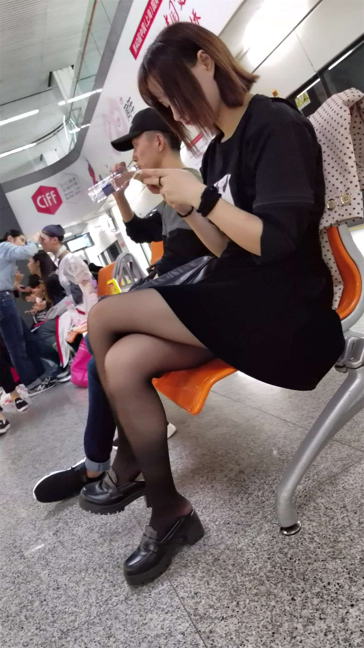 街拍黑色短裙街拍黑丝气质-日更街拍
