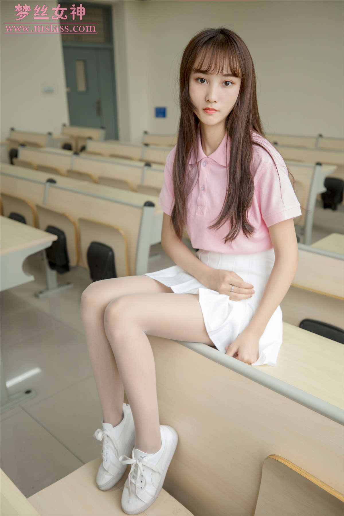 2019.05.27 小兔 校园黑丝和白丝的可爱-日更街拍