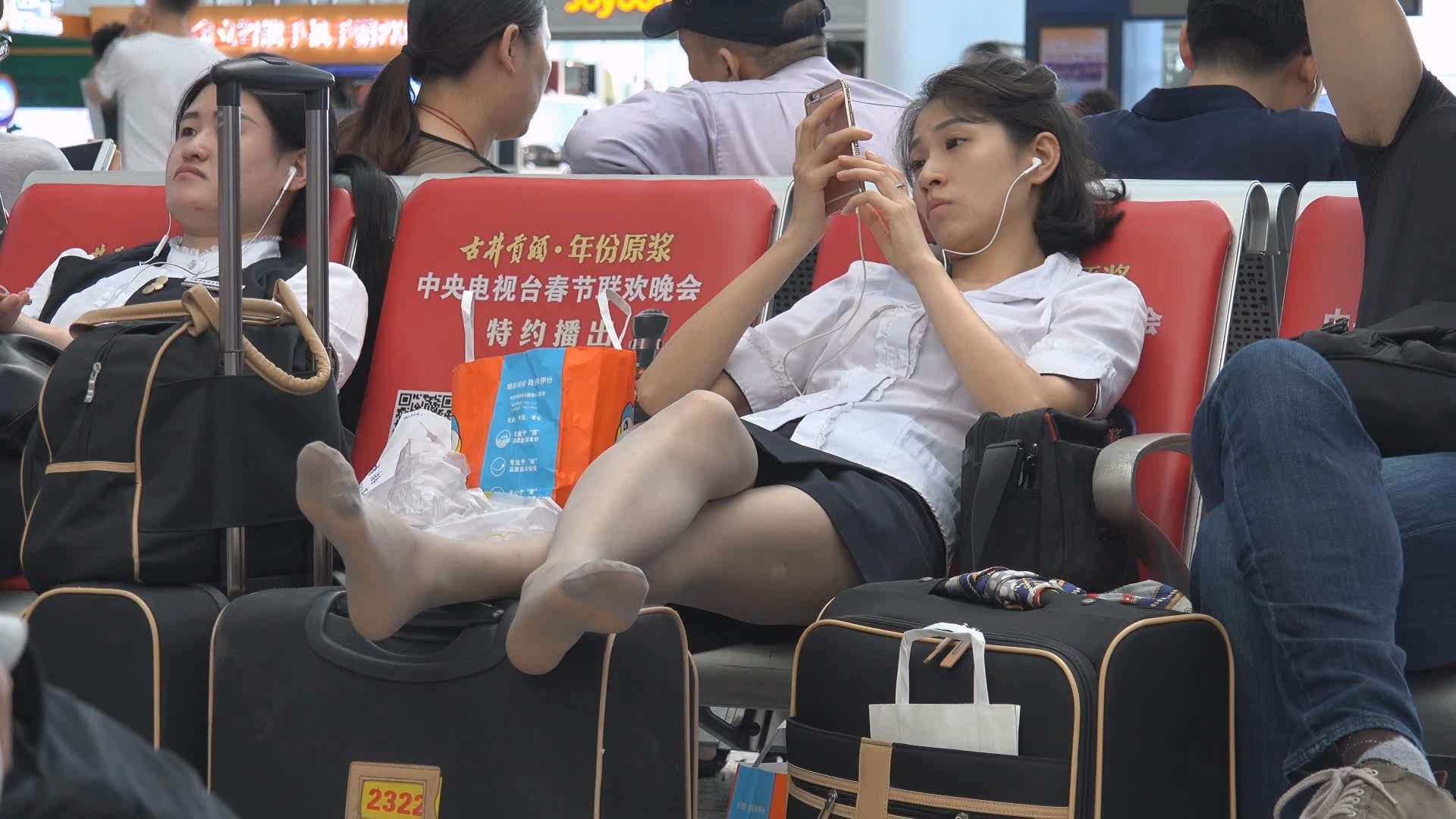 图片[2]-高铁候车室的丝袜美足美腿白衬衫美女-日更街拍