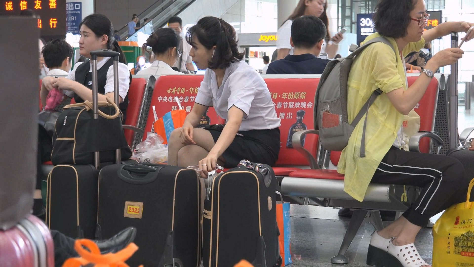 高铁候车室的丝袜美足美腿白衬衫美女-日更街拍