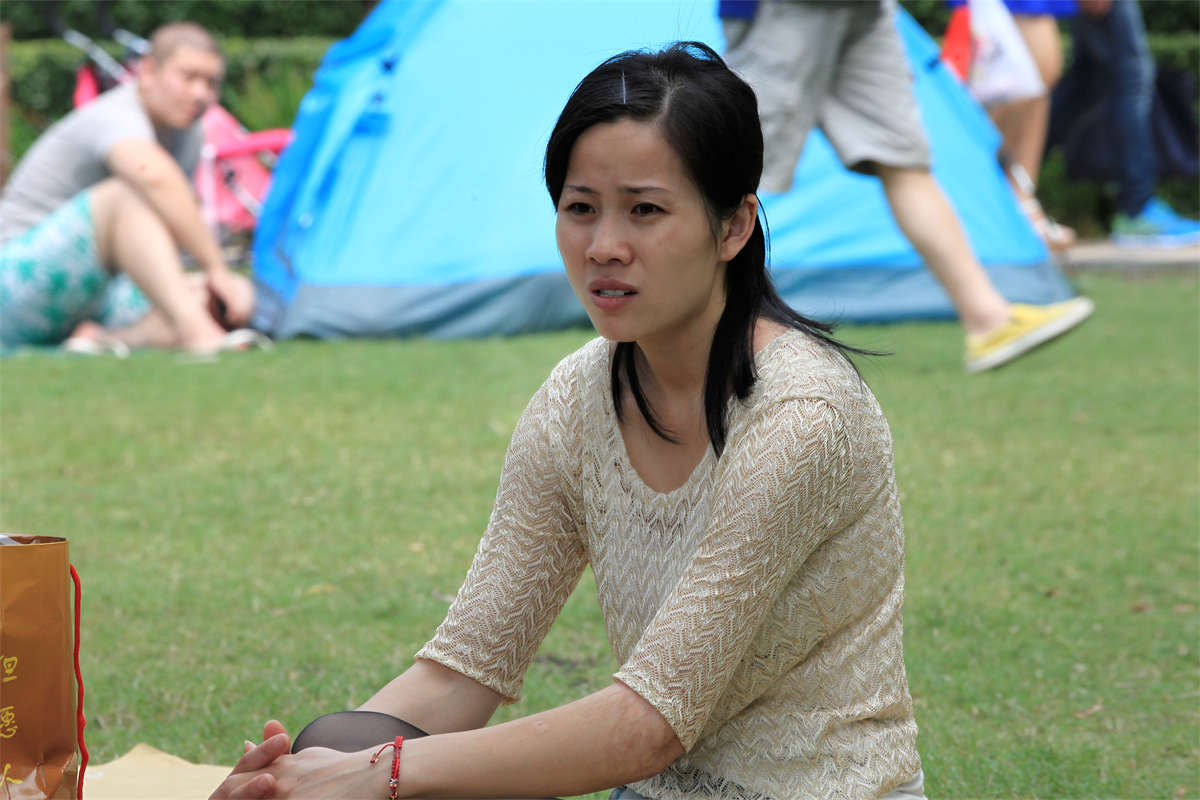 图片[2]-踏青公园街拍系列No.600 清秀少妇牛仔短裤配长黑丝-日更街拍