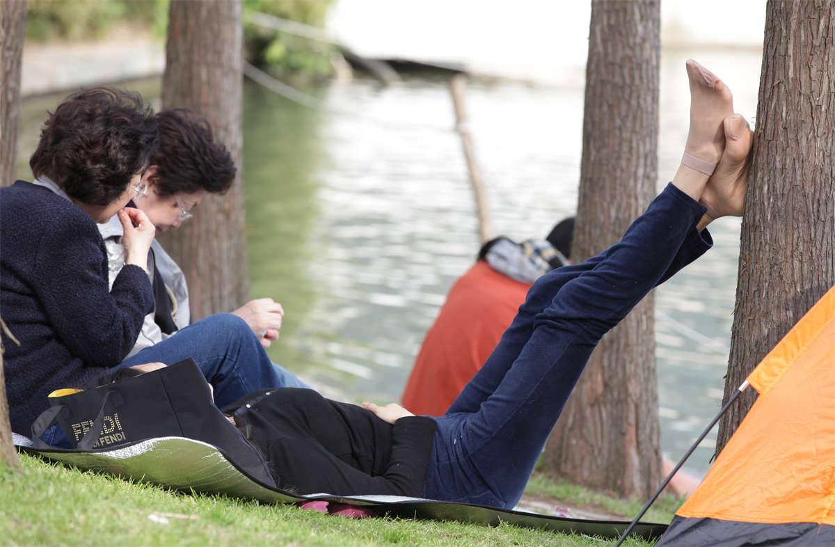 图片[2]-踏青公园街拍系列No.350 敢如此露出肉丝美足的女人，不多-日更街拍