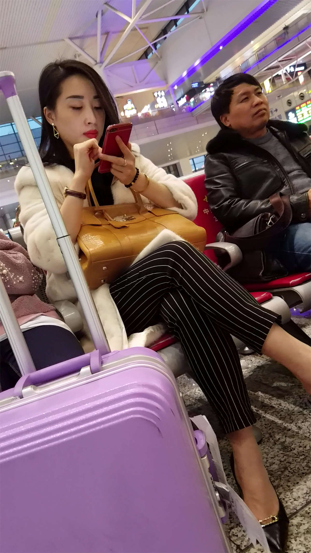 图片[2]-[4K高清视频]候机室御姐高跟美足-日更街拍