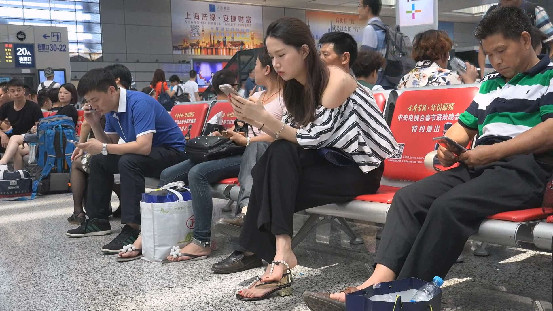 图片[2]-鲜嫩的玉足凉高跟气质小姐姐-日更街拍