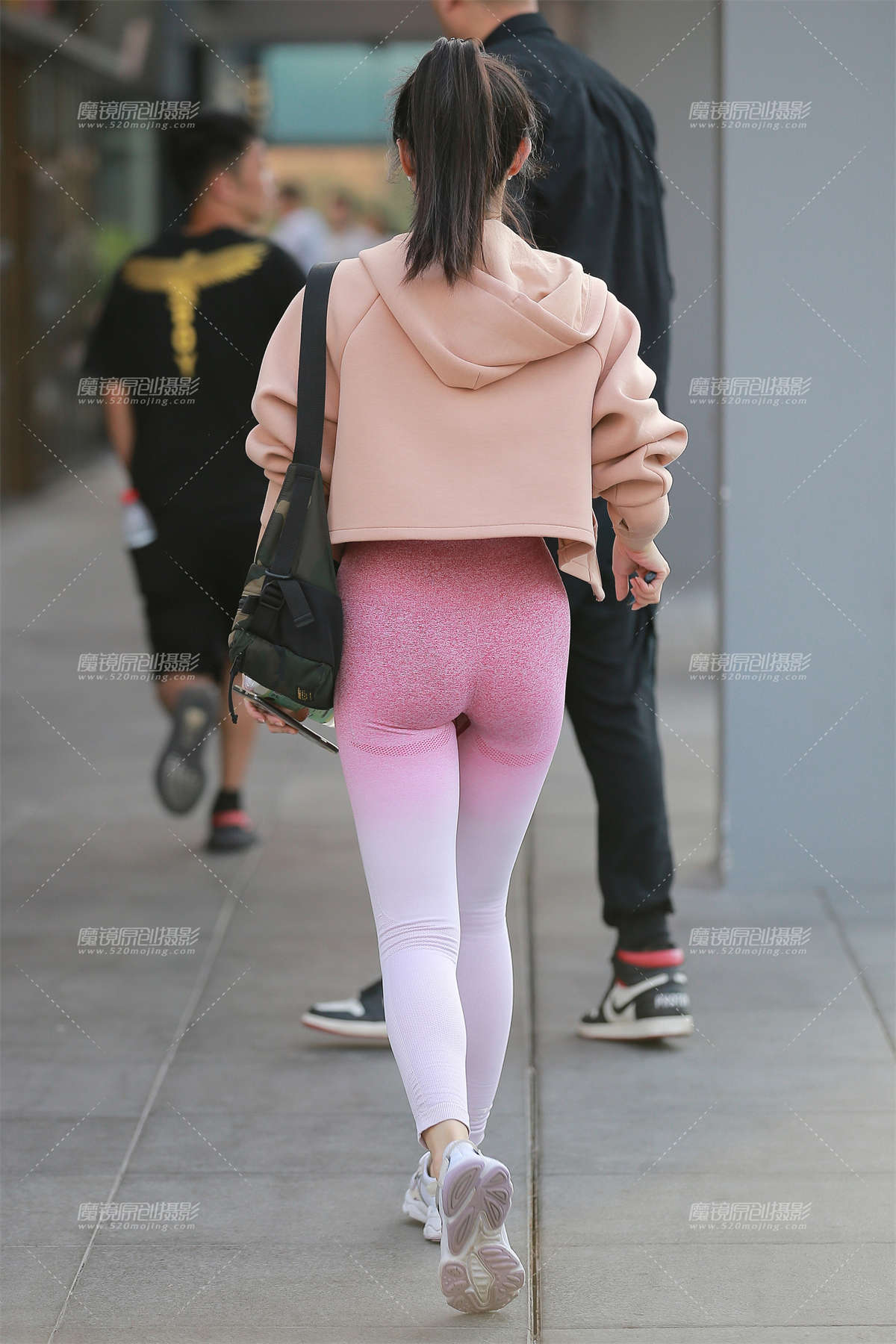 图片[2]-【玻璃赛帖】渐变粉瑜伽服美女-日更街拍