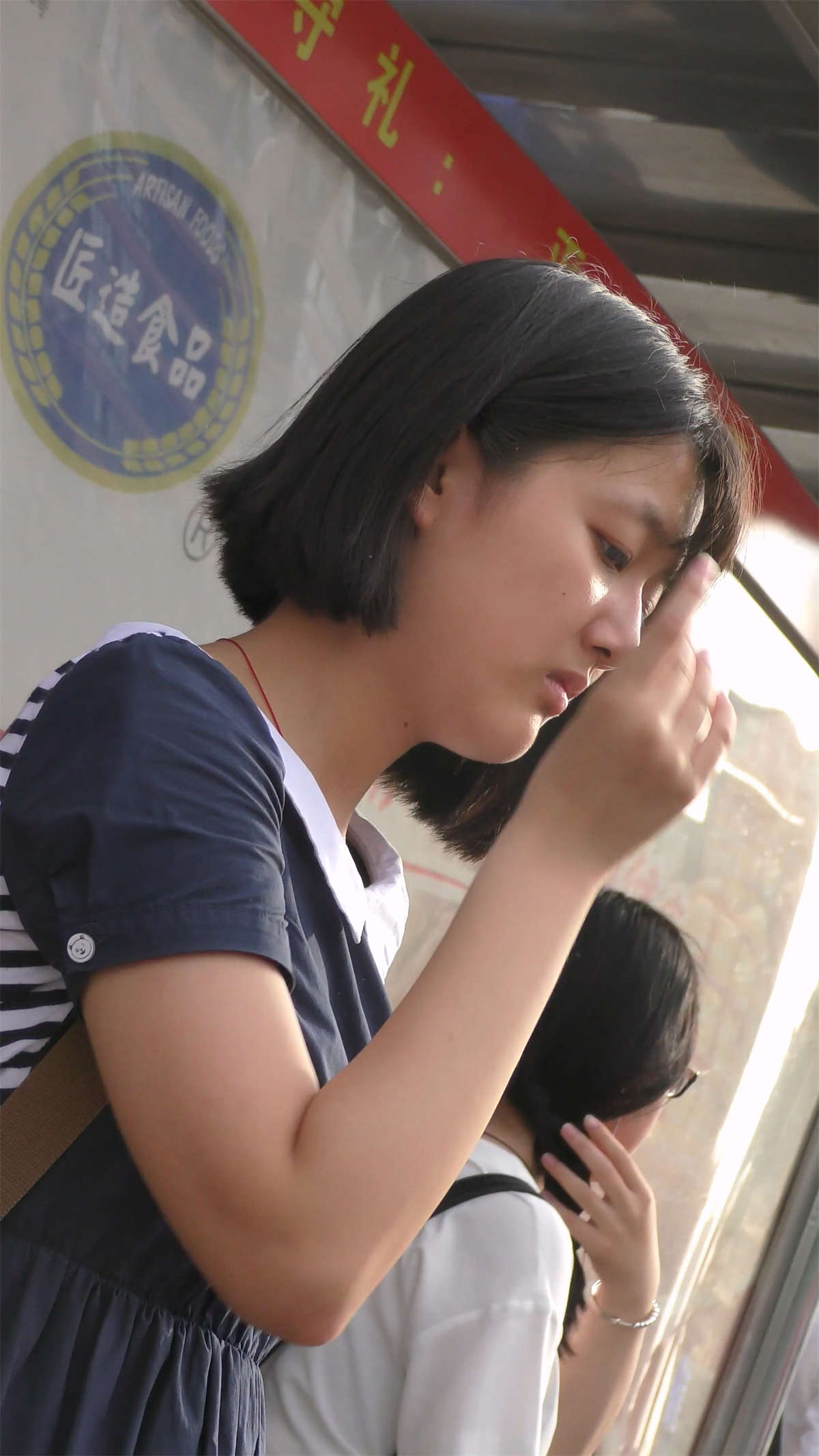 两个女孩的裸足-日更街拍