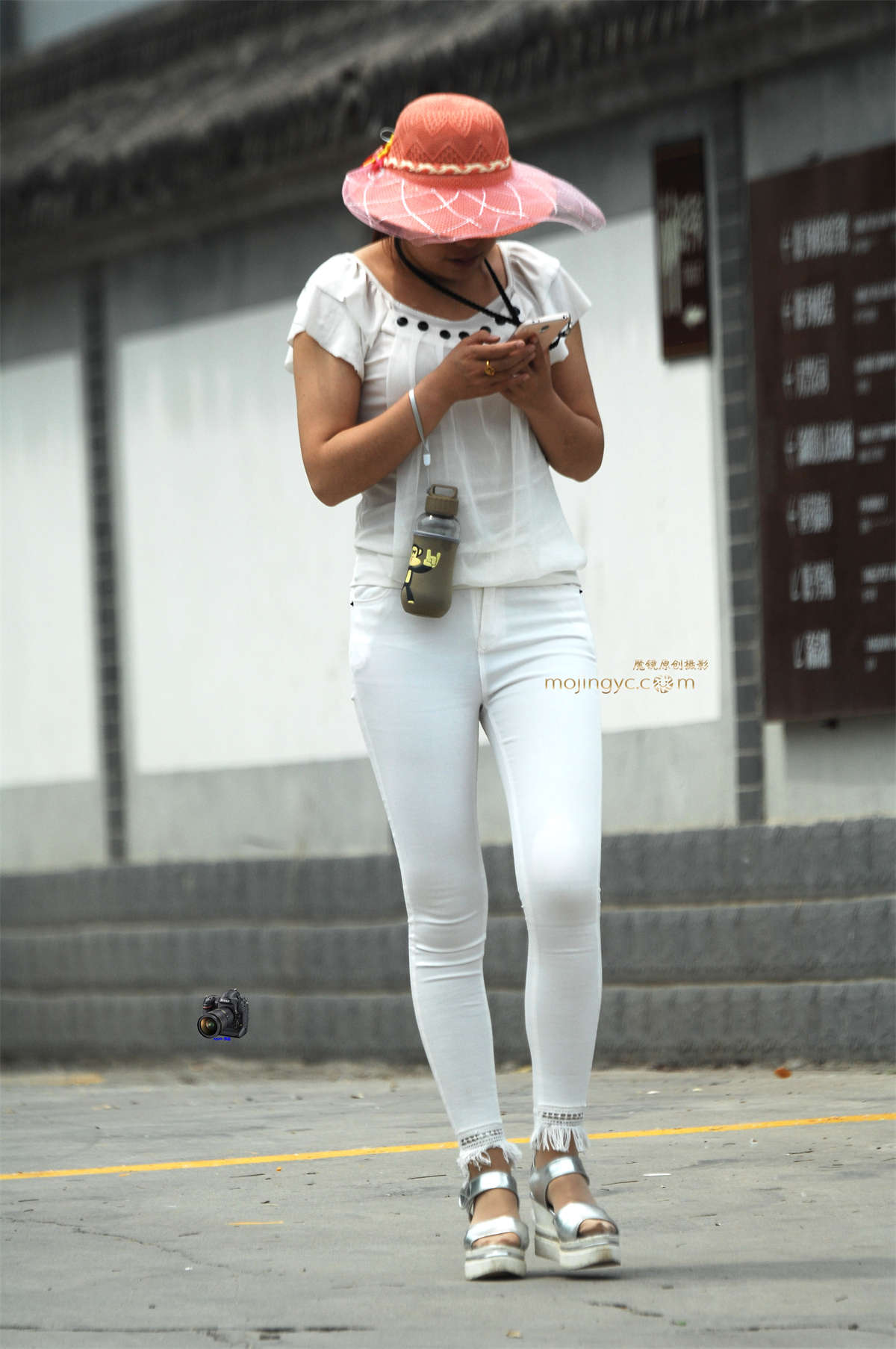 2016-05-11紧身白裤熟女15张-日更街拍