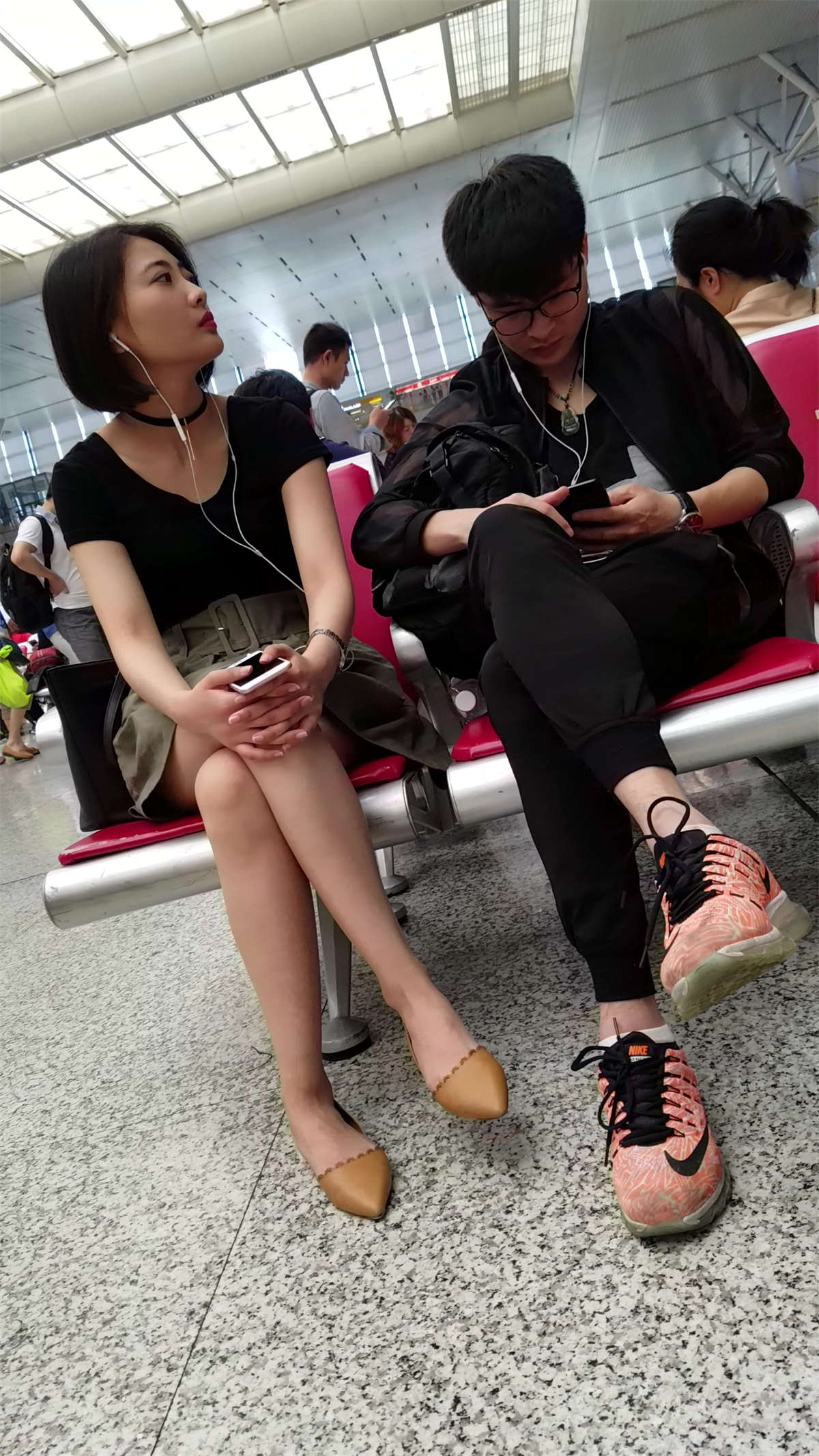 图片[2]-[4K高清视频]黑衣墨绿色短裙长腿美女-日更街拍