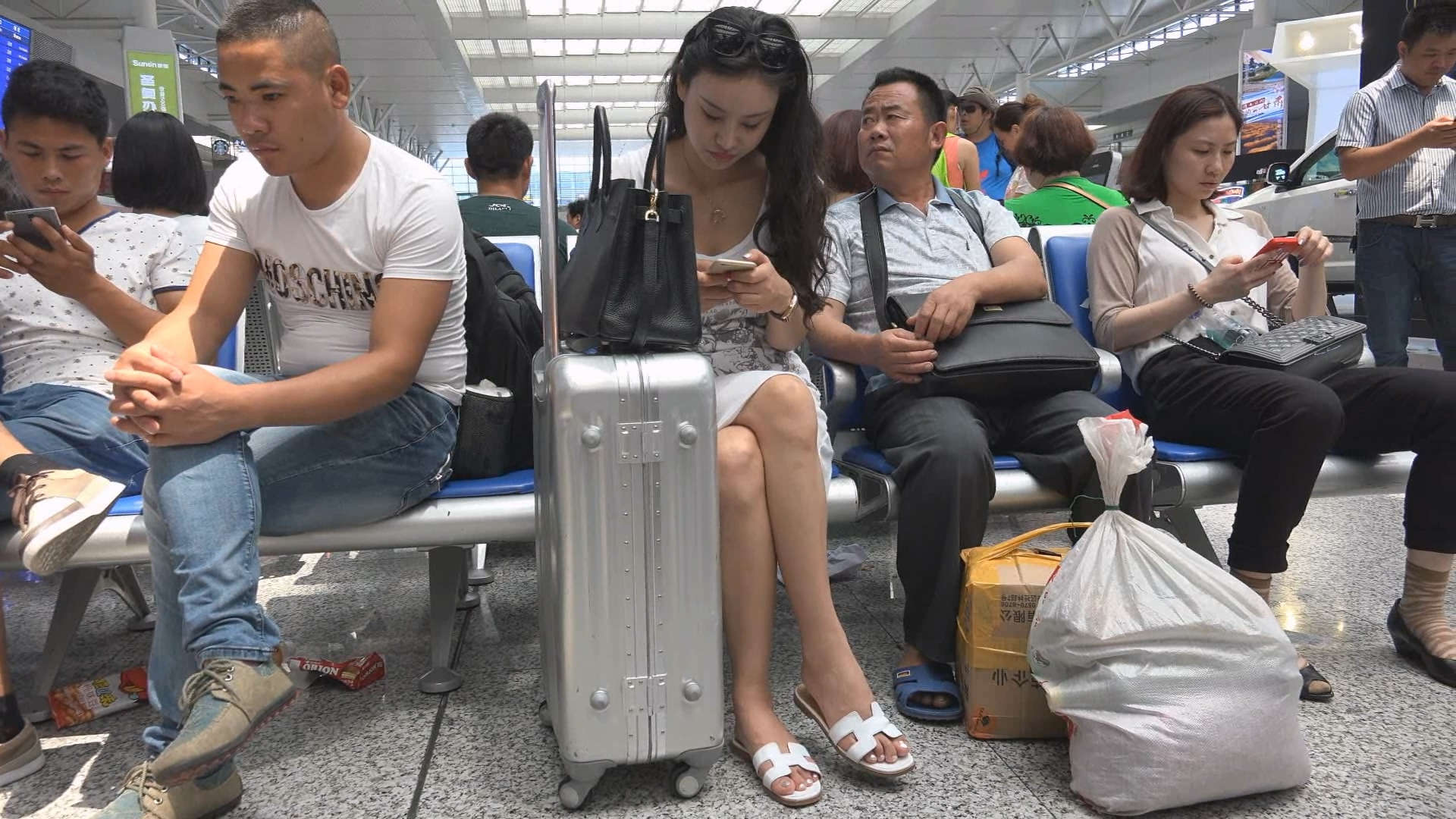 图片[2]-高铁候车室的拖鞋美足连衣裙美女-日更街拍