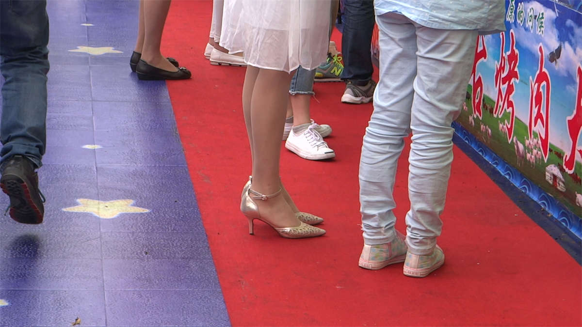 图片[2]-带孩子去玩的肉丝高跟妈咪-日更街拍