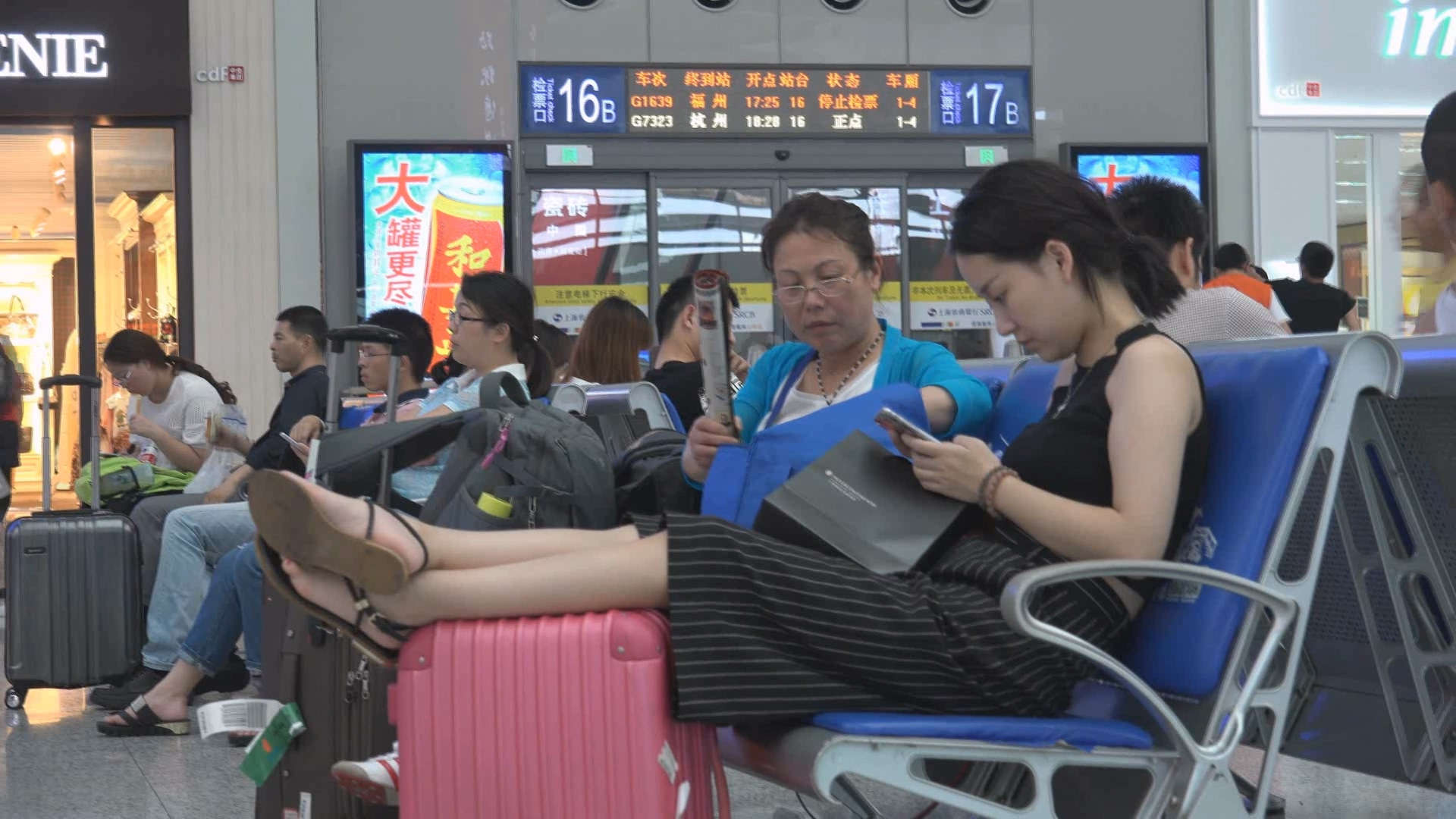 图片[2]-鲜嫩小脚丫美足凉鞋气质美女-日更街拍