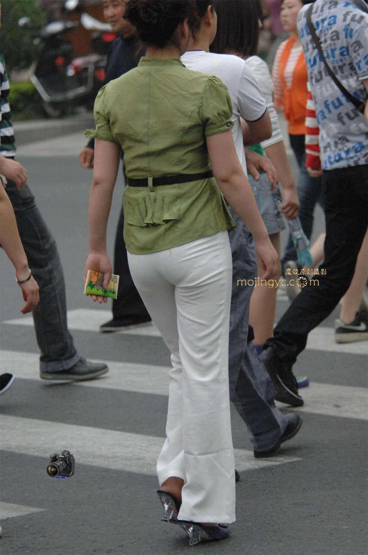 2016-05-17白色薄裤丰臀少妇24张-日更街拍