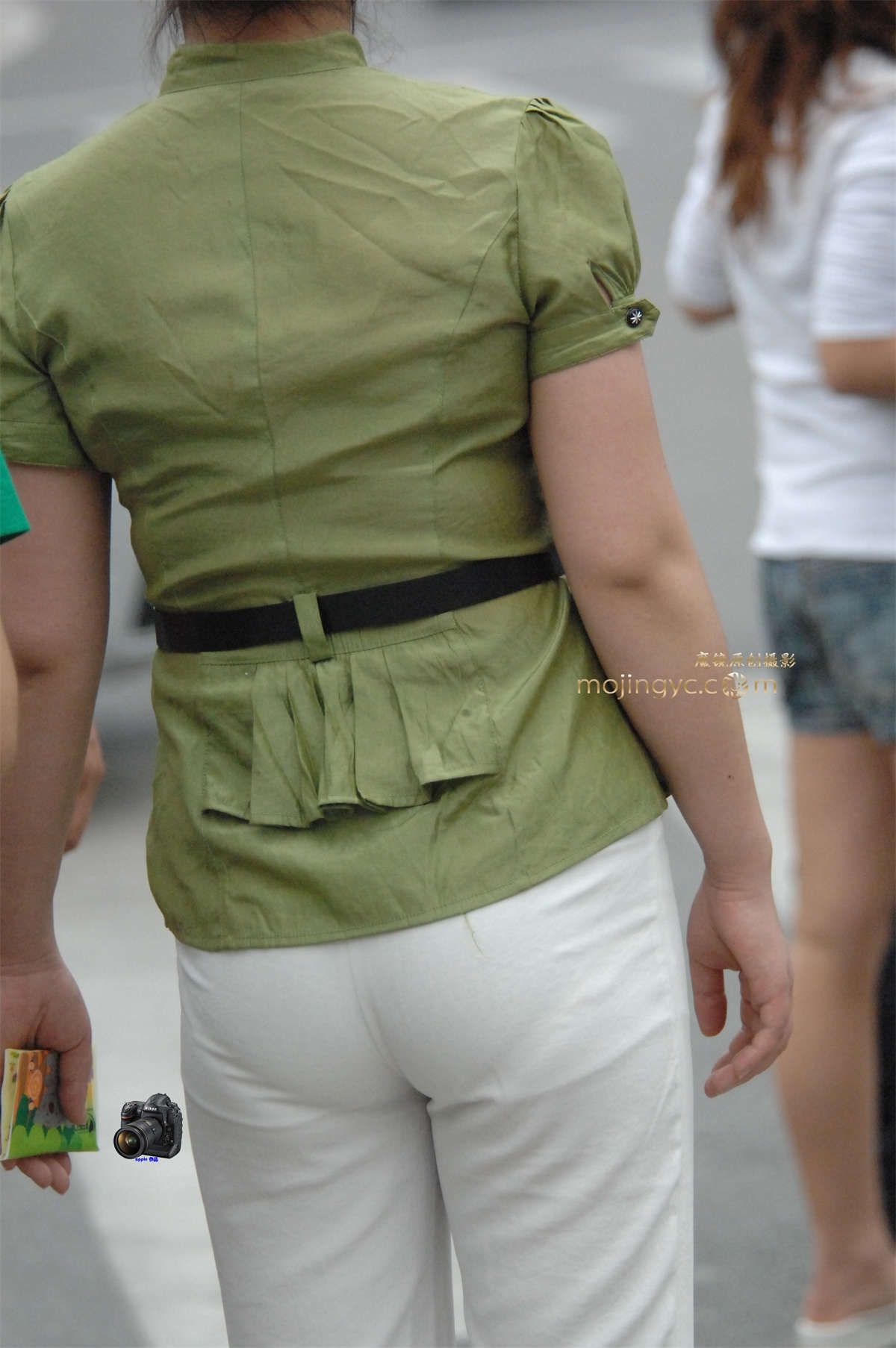 图片[2]-2016-05-17白色薄裤丰臀少妇24张-日更街拍